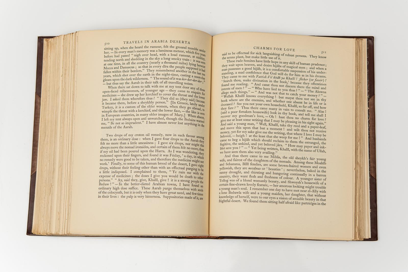 2 Vol. Charles M. I., Viaggi in Arabia Deserta, Edizione Nuova e Definitiva In condizioni buone in vendita a New York, NY