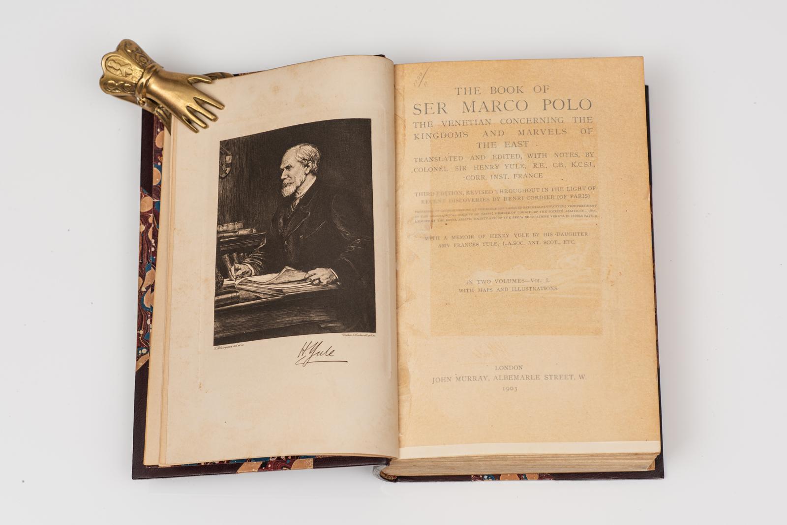 2 Vol. Sir Henry Yule, El libro de Ser Marco Polo, el veneciano relativo a los reinos y maravillas de Oriente. Tercera edición. Traducido y editado con notas de Sir Henry Yule. Frontispicio con retrato ilustrado. Ilustraciones y mapas por toda la