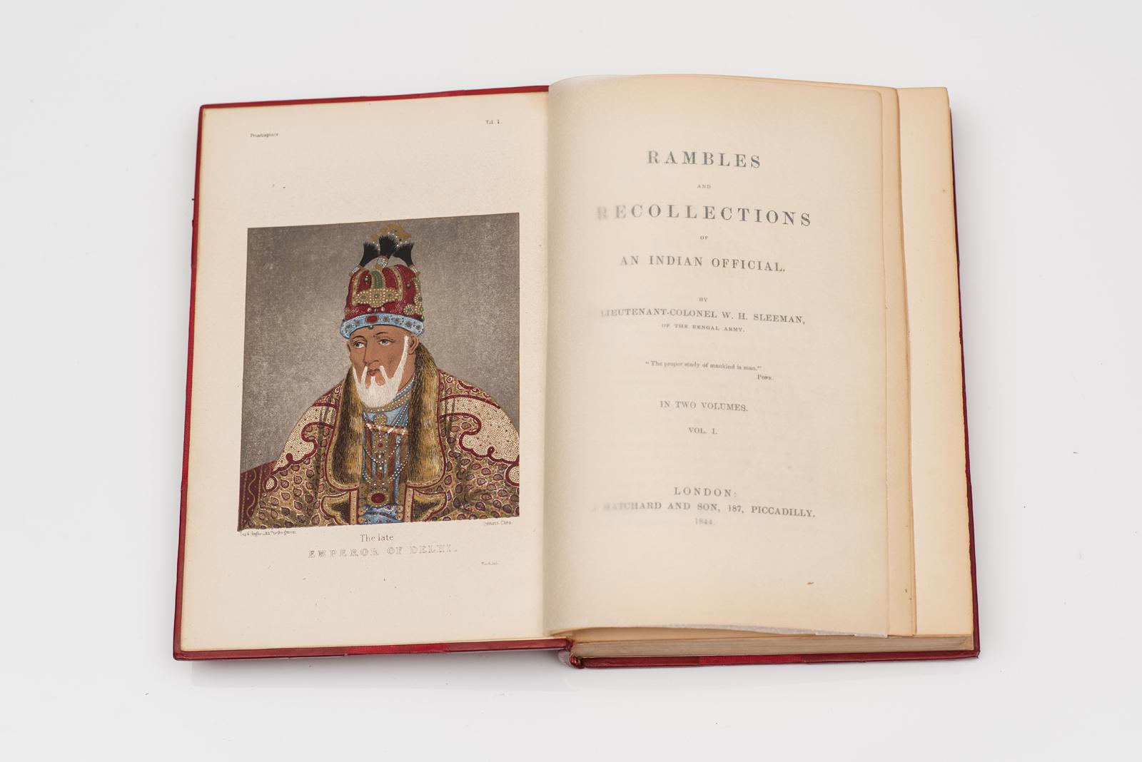 2 Vol. W. H. Sleeman, Divagaciones y recuerdos de un funcionario indio. Primera edición. Encuadernación 3/4 en piel de becerro roja y tablas de lino. Paneles dorados ornamentados en el lomo. Bandas levantadas. Bordes superiores dorados. Empapelado