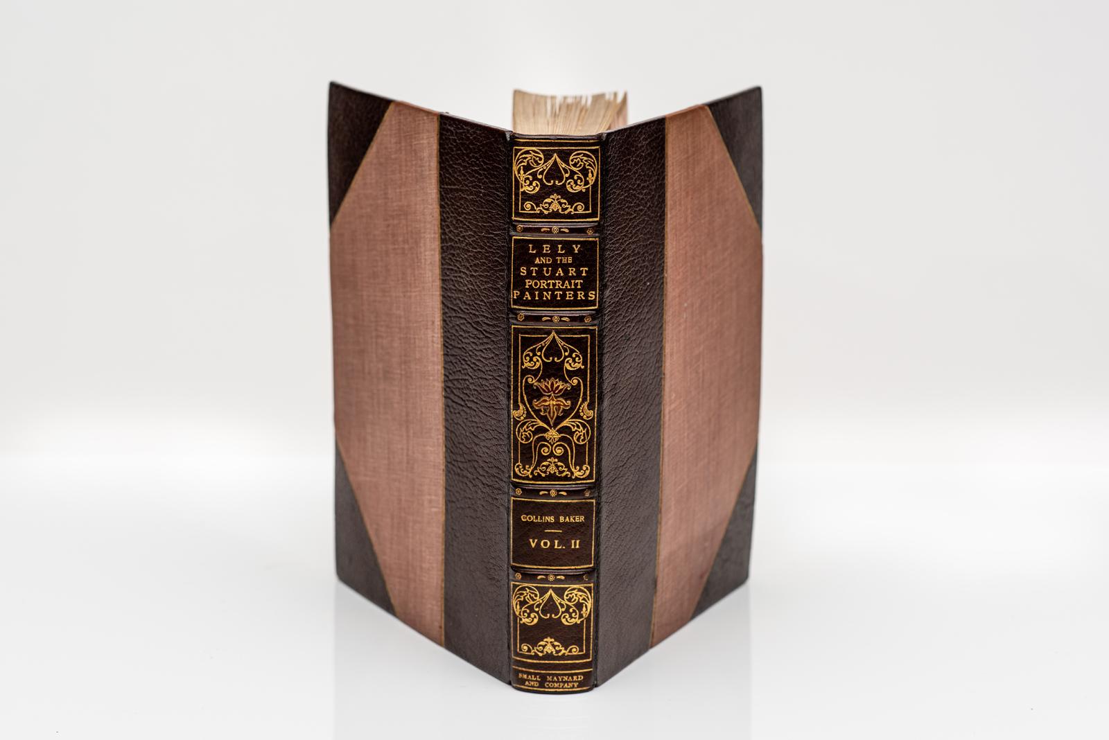 2 Volumes. C.H. Collins Baker, Ely & The Stuart Portrait Painters. Avec 240 illustrations d'après les images originales. Reliure en maroquin brun 3/4, plats de lin, tranches supérieures dorées, bandes en relief, ornementation dorée sur les dos,