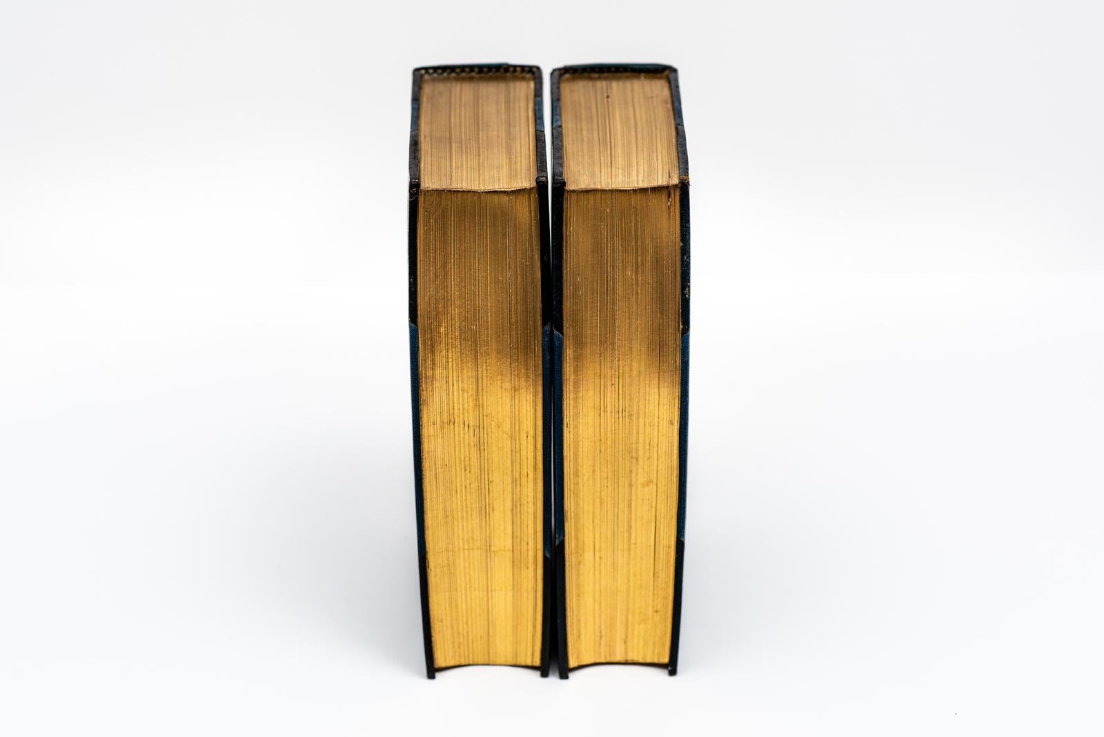 2 Volumes. Edward Dowden, La vie de Percy Bysshe Shelley. Relié par Bayntun en 3/4 maroquin bleu et planches de lin, avec les couvertures et les dos à bandes surélevées présentant une dorure. Toutes les tranches sont dorées et les gardes marbrées.