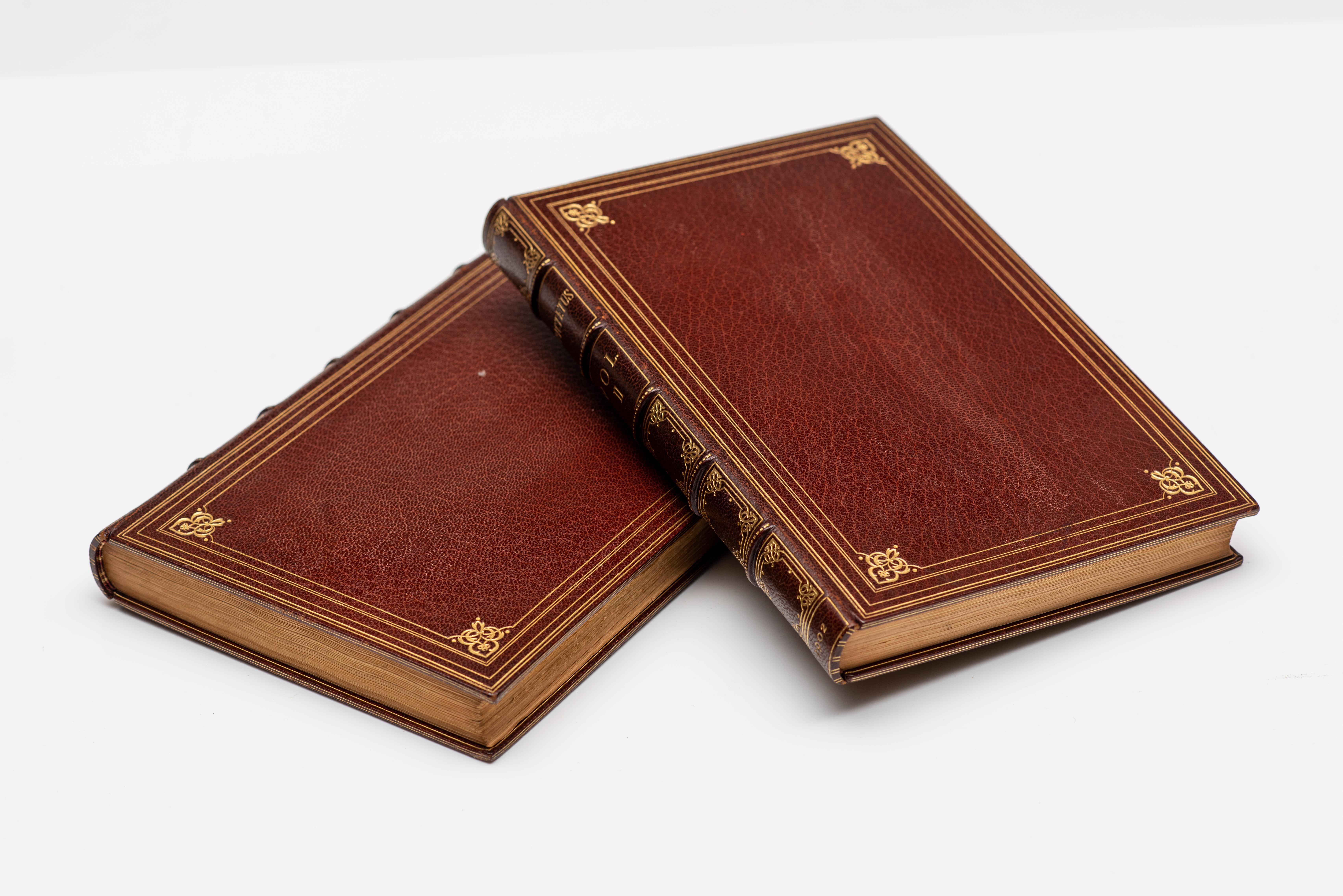 2 Volumes. Épictète. The Discourses. Traduit par George Long. Reliure en plein maroquin brun, doré sur les plats et les dos, bandes surélevées, tranches supérieures dorées. Publié : Londres : George Bell & Sons, 1902. 