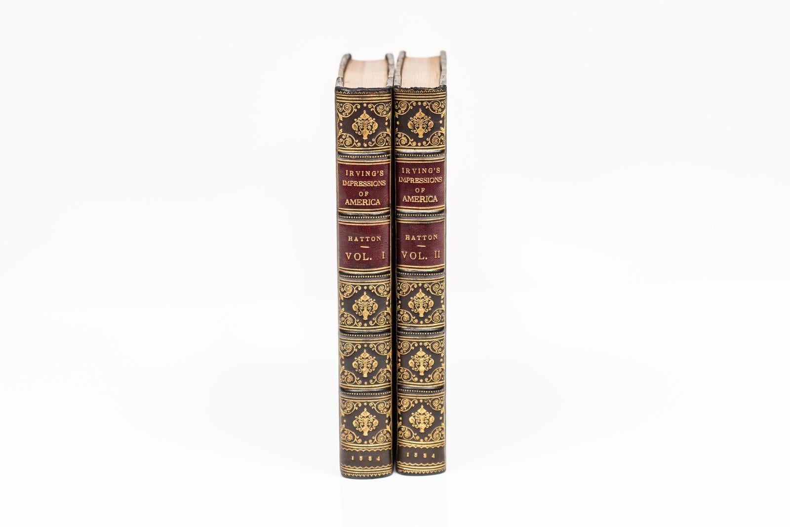2 Volumes. Joseph Hatton, Henry Irving's Impressions of America Reliure en 3/4 veau vert, plats marbrés. Les dos sont ornés de dorures et de bandes en relief. Pages de garde marbrées. Bord supérieur doré. Londres : Sampsons Low, Marston, Searle &