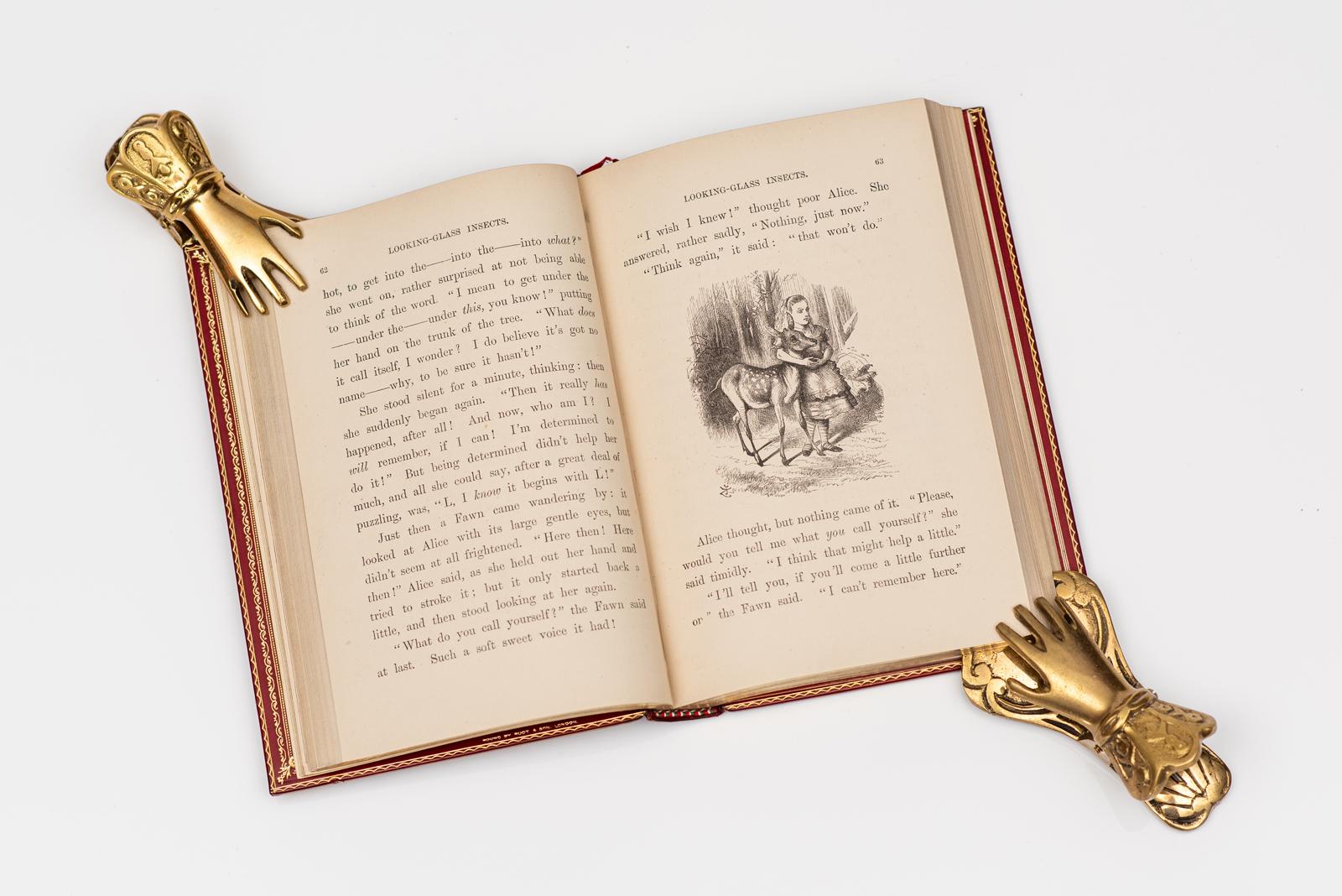 2 Volumes. Lewis Carroll. Alice au pays des merveilles et De l'autre côté du miroir. Bon état - En vente à New York, NY