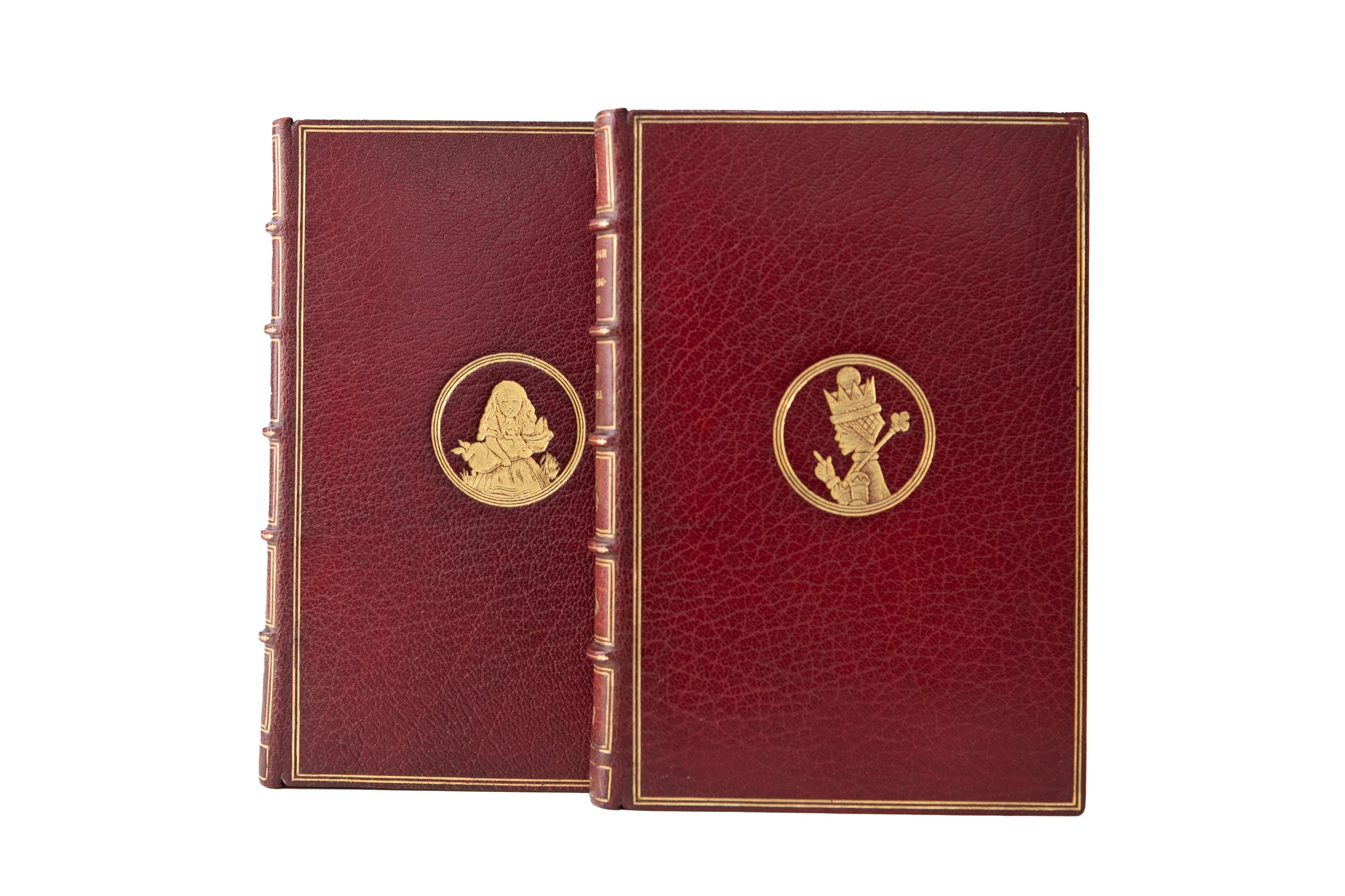 2 Volumes. Lewis Carroll, Les Aventures d'Alice au pays des merveilles et De l'autre côté du miroir. Relié par Sangorski & Sutcliffe en plein maroquin rouge avec les couvertures et les dos à bandes en relief dorés. Toutes les tranches sont dorées,