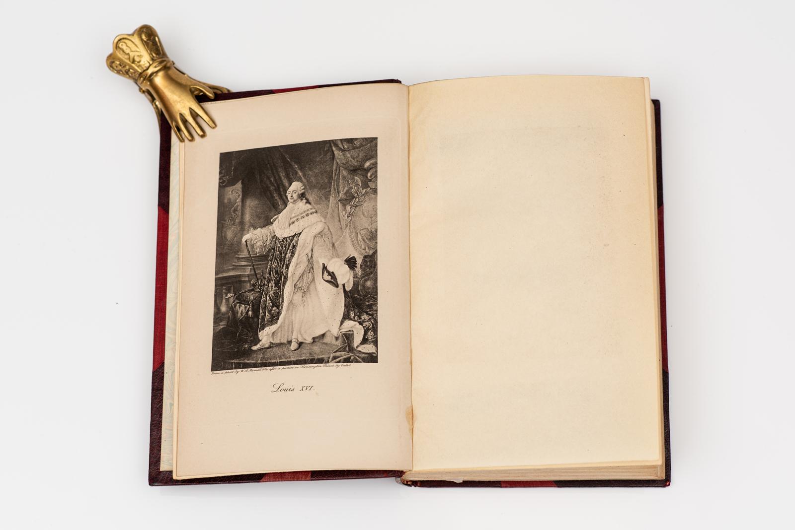 2 Volumes. Lt.Col. Andrew Haggard, Louis XVI et Marie-Antoinette. Avec des planches en photogravure et d'autres illustrations. Reliure de Bayntun en maroquin 3/4 lie-de-vin, plats de lin, tranches supérieures dorées, bandes surélevées, panneaux