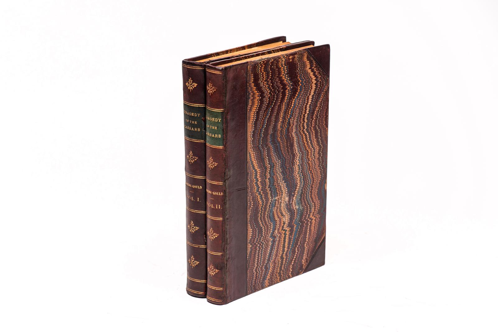 2 Volumes. S. Baring-Gound, Tragedy of the Caesars Reliure en 3/4 maroquin lie-de-vin et plats marbrés, dos à nerfs passés au havane, décorés de roulettes dorées et d'étiquettes en maroquin vert. Illustré. Publié par Methuen & Co. à Londres, 1892.