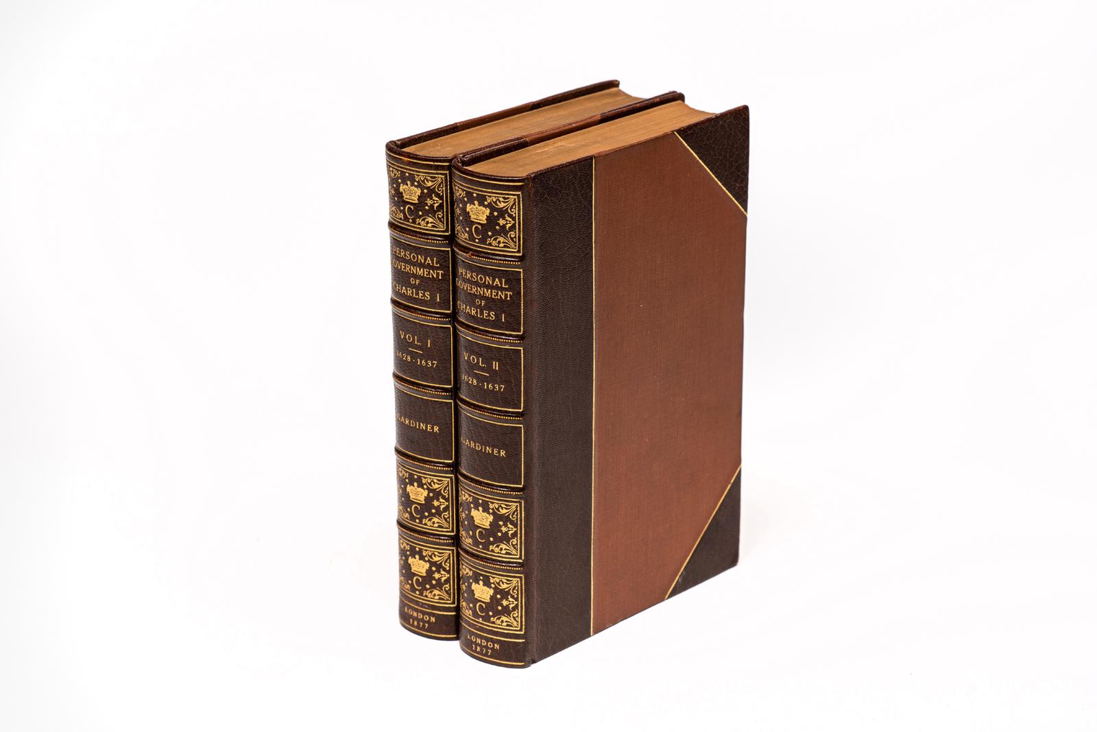 2 Volumes. Samuel Rawson Gardiner, The Personal Government of Charles I. Relié en 3.4 maroquin brun et planches de lin. Les couvertures et les dos à bandes surélevées sont ornés de dorures. Les bords supérieurs sont dorés. Il s'agit d'une histoire