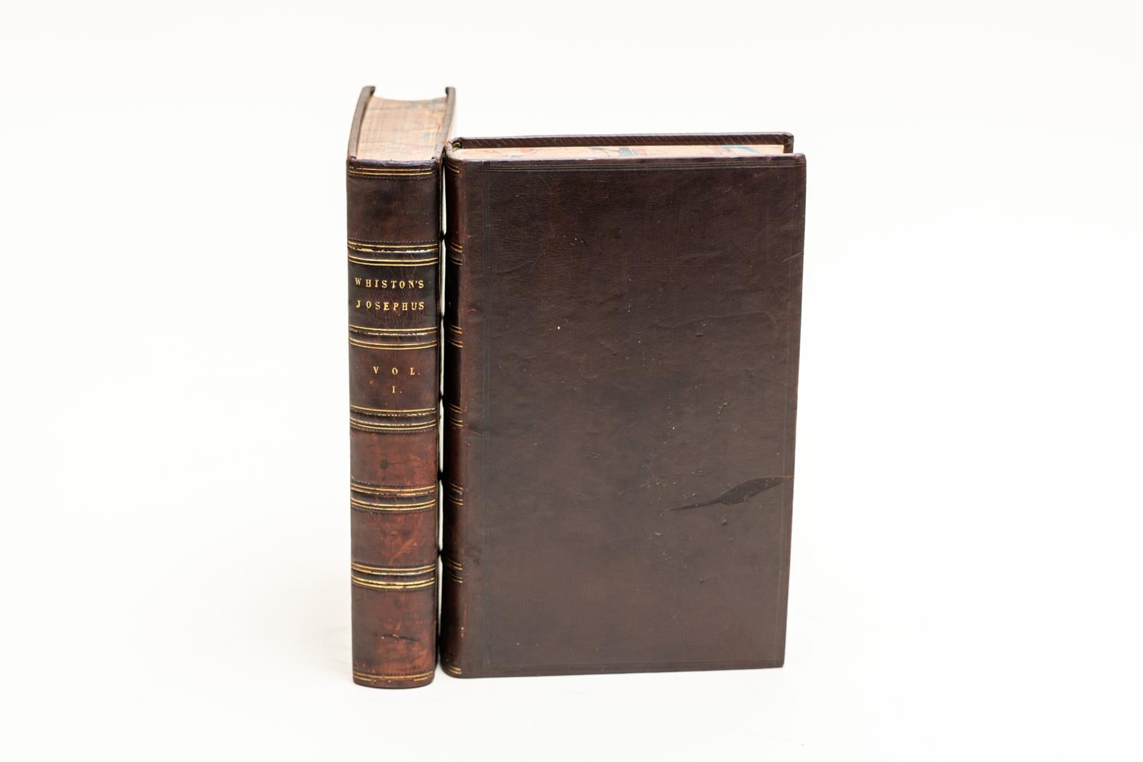 2 Volumes. William Whiston, Les œuvres de Flavius Josephus L'historien juif érudit et authentique et le célèbre guerrier avec trois
mémoires. Reliure en plein veau brun, plats à nerfs, panneaux dorés, gardes et tranches marbrées. Illustré. Londres :
