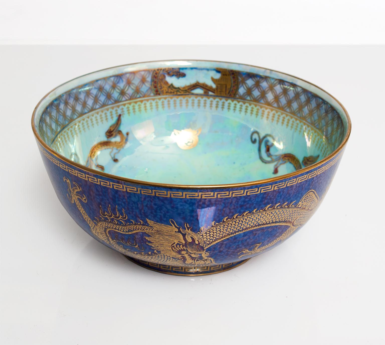 2 cuencos de Wedgwood Fairyland Lustre diseñados por Daisy Makeig-Jones Glaseado en venta