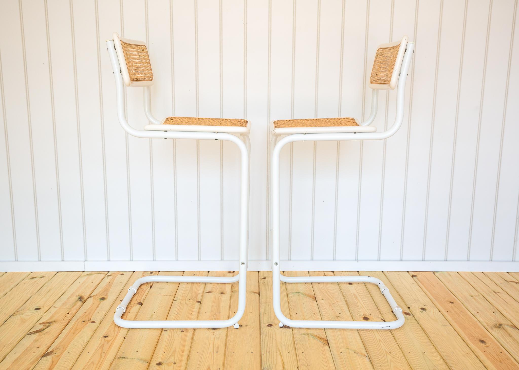 2 White Cesca Barstools Marcel Breuer B64 S64 Bauhaus Rattan Bar Chair MCM 1970s (Italienisch) im Angebot