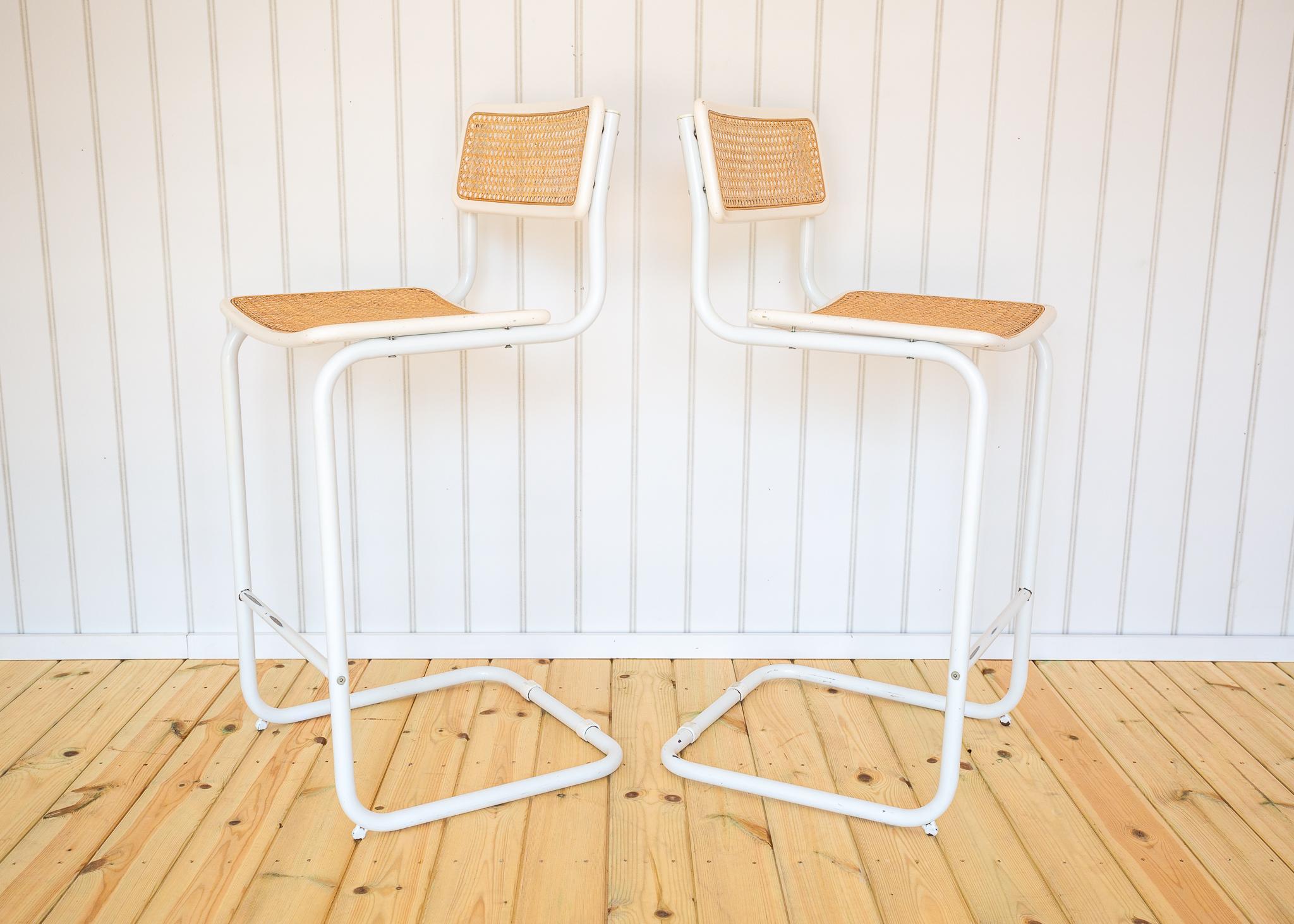 2 White Cesca Barstools Marcel Breuer B64 S64 Bauhaus Rattan Bar Chair MCM 1970s (Maschinell gefertigt) im Angebot