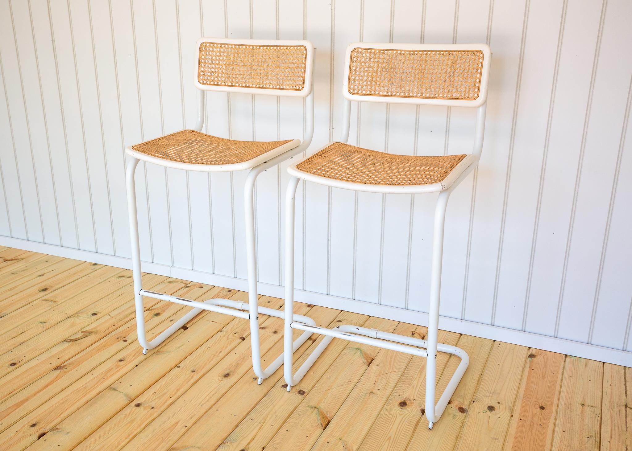 2 White Cesca Barstools Marcel Breuer B64 S64 Bauhaus Rattan Bar Chair MCM 1970s (Stahl) im Angebot