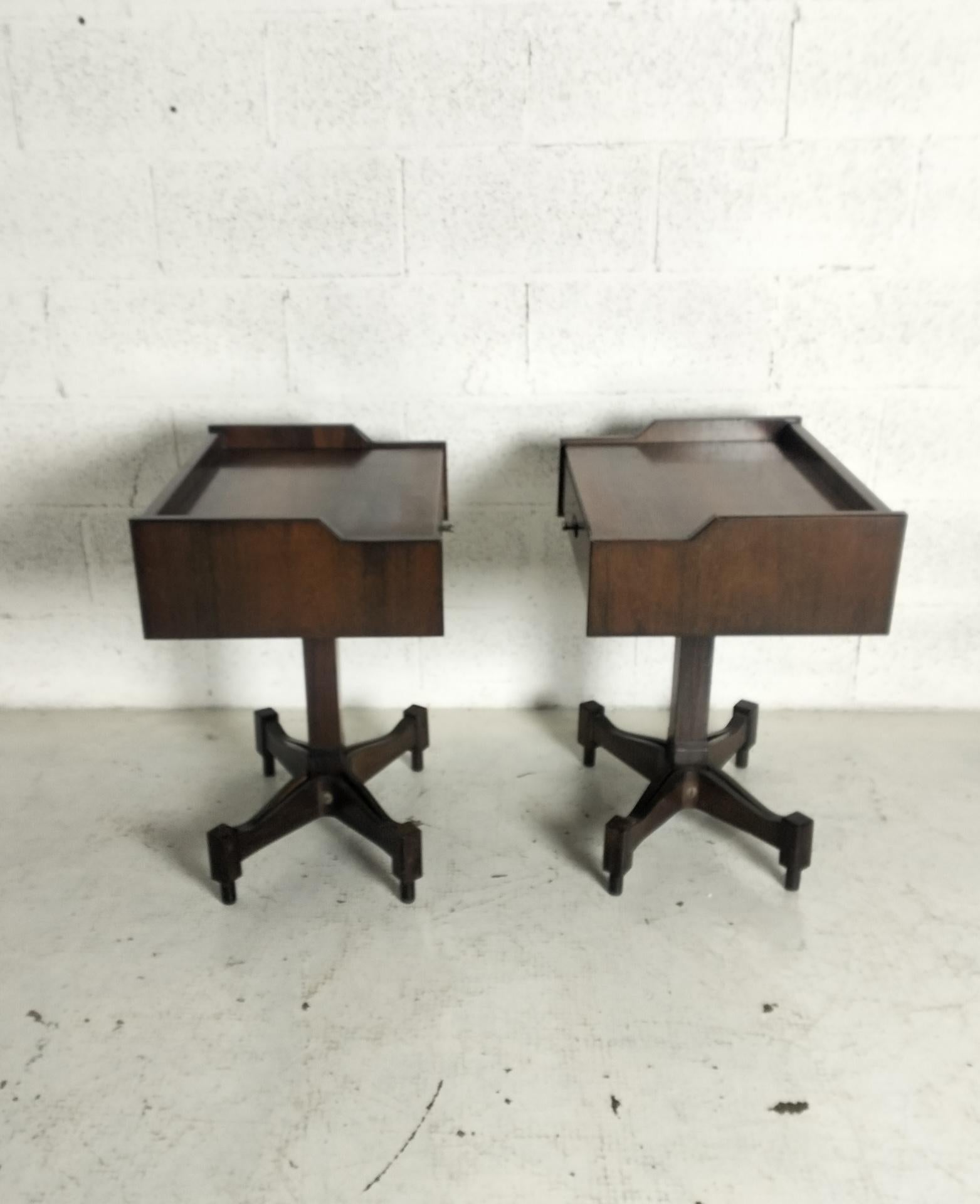 Les tables de nuit SC50 de Claudio Salocchi pour Sormani sont un exemple significatif du design italien des années 1960, une décennie marquée par des lignes épurées, la fonctionnalité et une sensibilité esthétique raffinée. Ce modèle spécifique fait