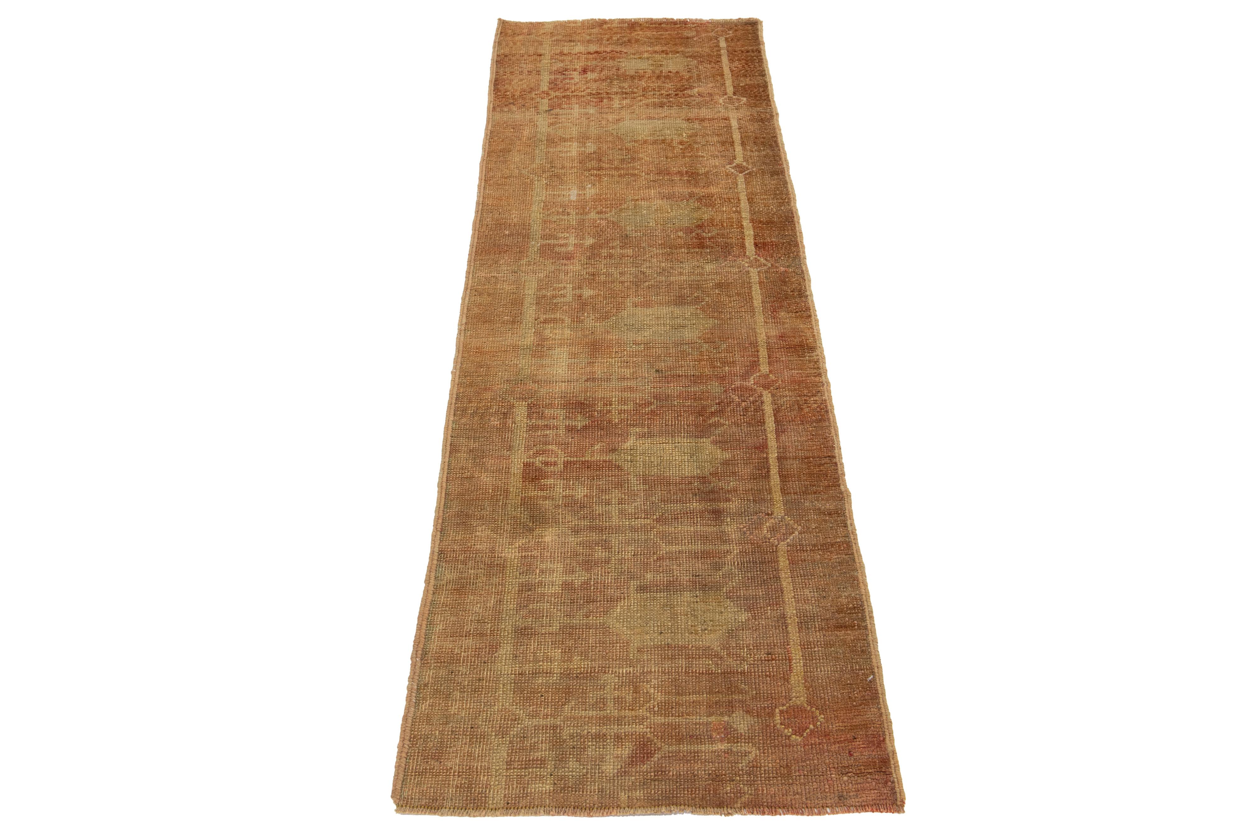 Questo pezzo fatto a mano mette in mostra la ricca eredità dell'artigianato turco. Tessuto in lana pregiata, presenta intricati disegni tribali che riflettono l'arte culturale dell'Anatolia. Questo runner vintage unisce tradizione e stile senza