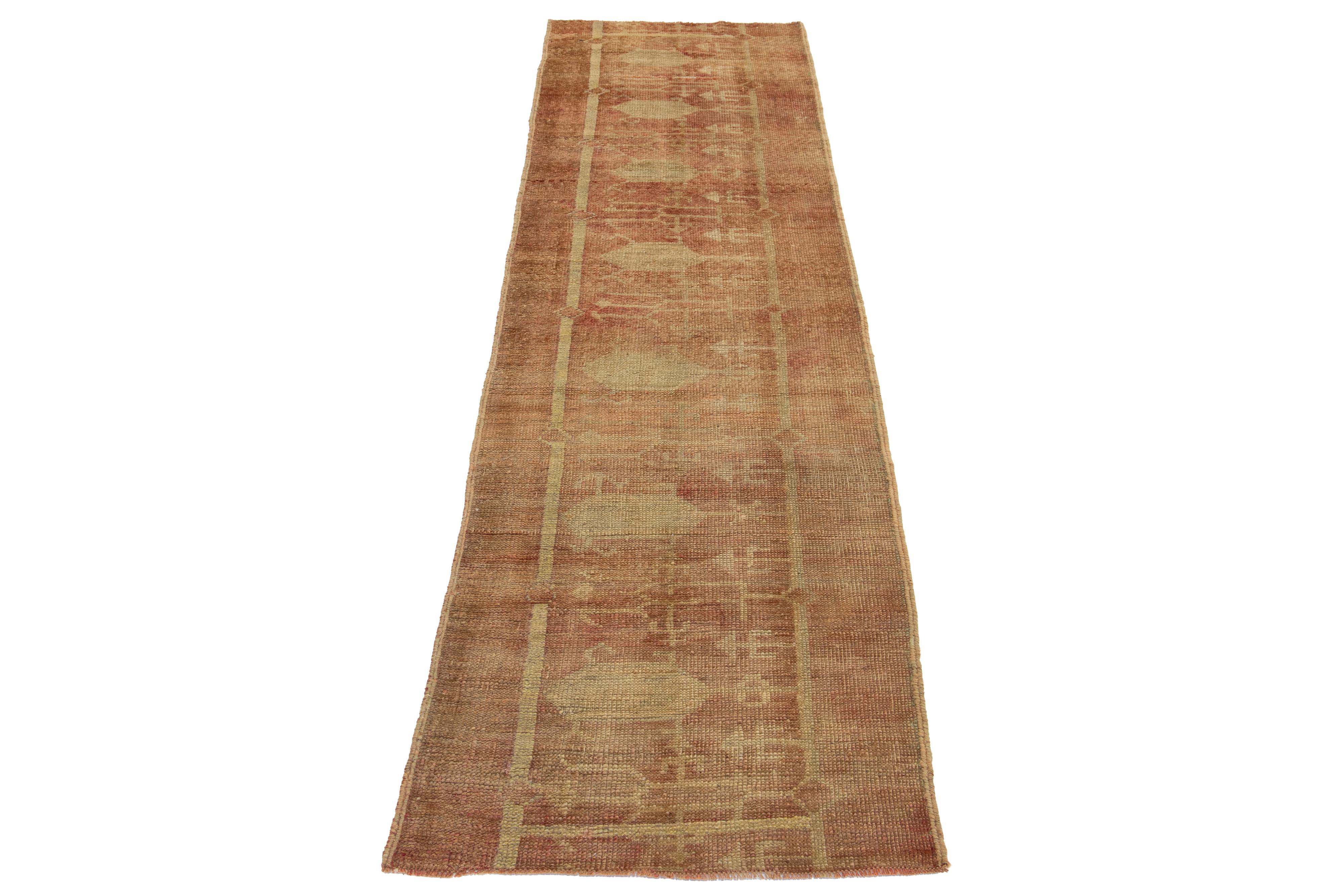 Questo squisito pezzo fatto a mano mette in mostra la ricca eredità dell'artigianato turco. Tessuto in pregiata lana di terracotta, presenta intricati disegni tribali che riflettono l'arte culturale dell'Anatolia. Perfetto per aggiungere un tocco di