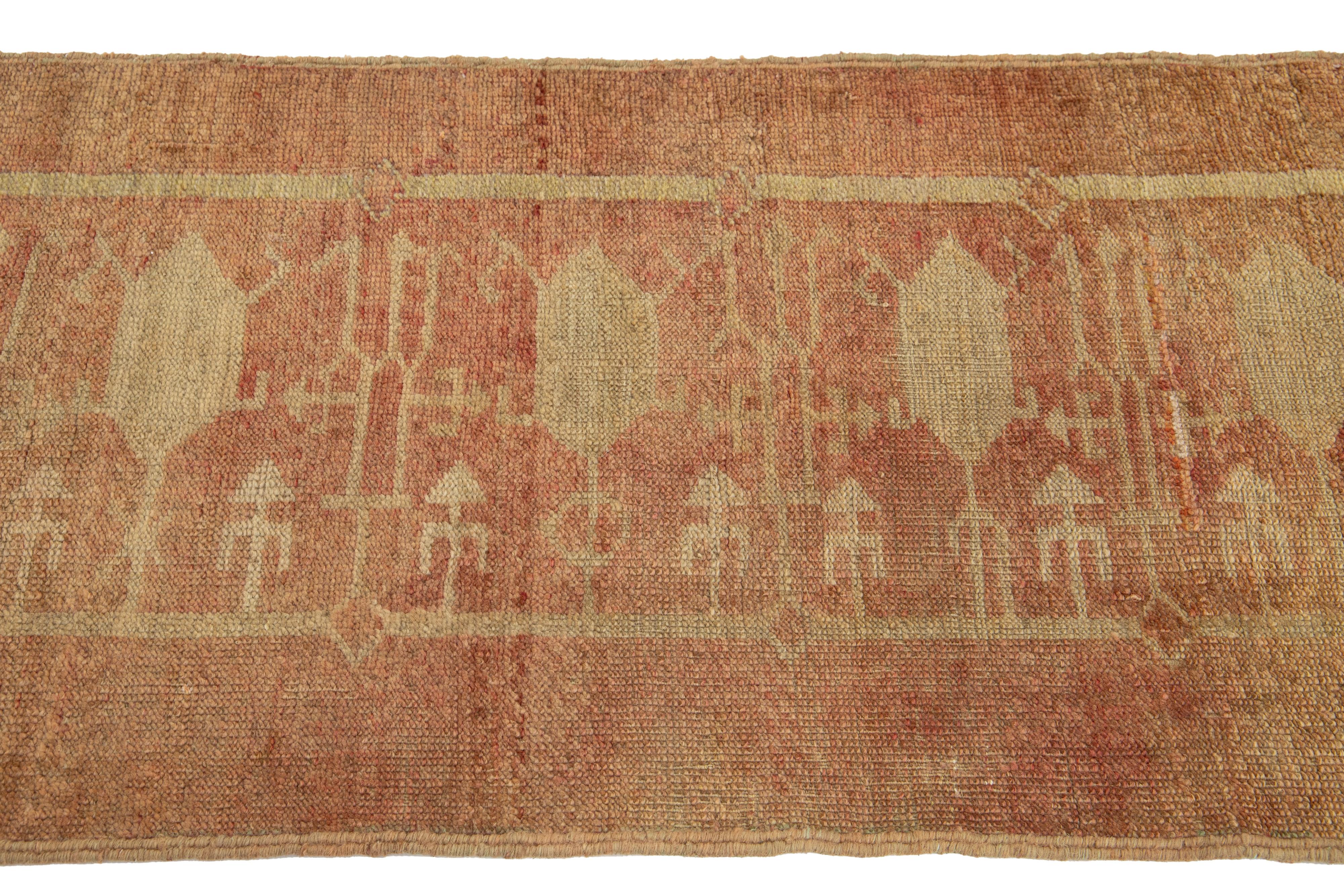 XX secolo 2 x 8 Runner in lana di terracotta turco anatolico vintage realizzato a mano in vendita