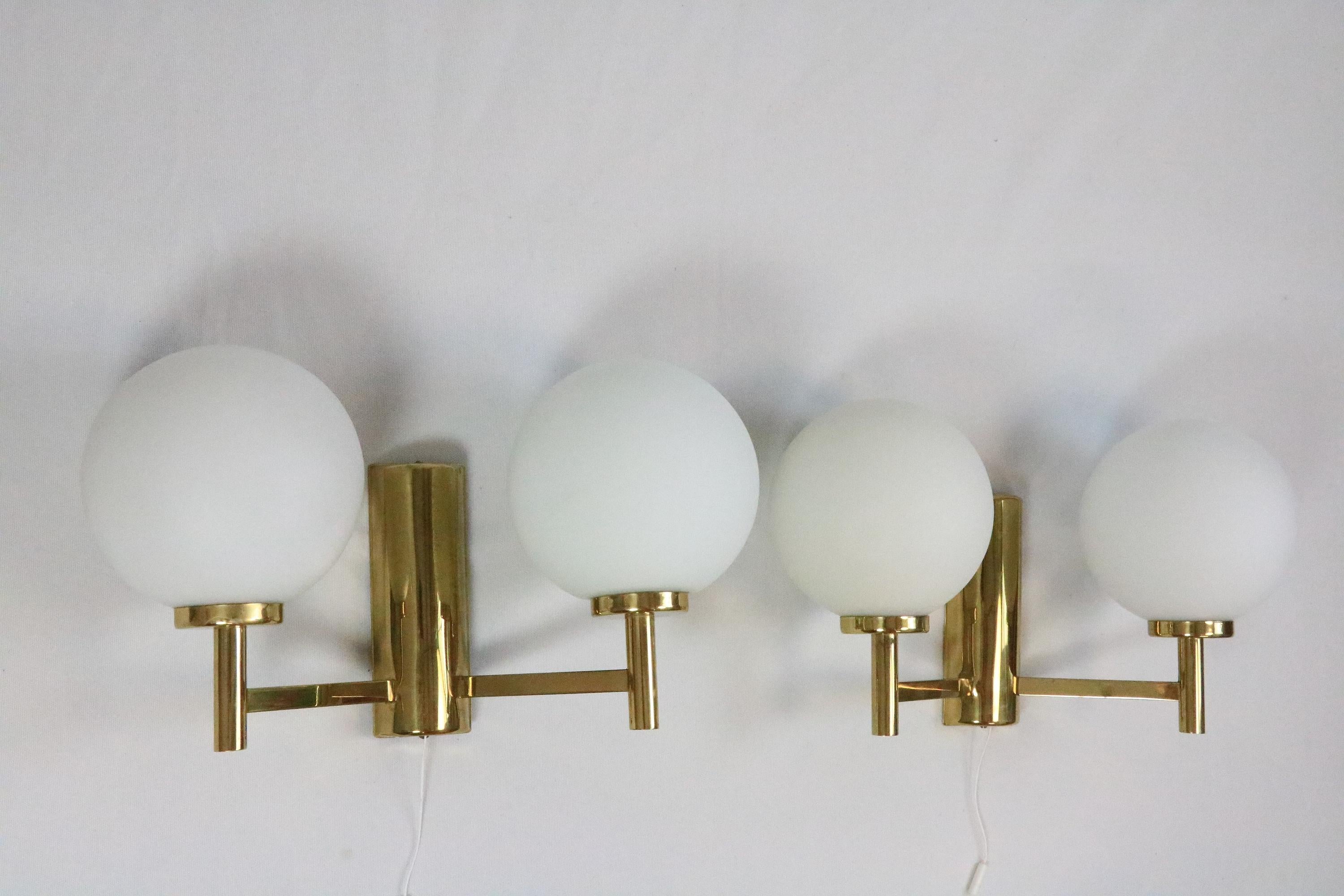 Set of two wall lamps from the 1970s .
Classic design of this period. Really elegant.

By Leclaire & Schäfer, Germany.

Each lamp has 2 x E14 sockets (can be used for E12 with an adapter. Included)

Good condition with few spots in the brass. See
