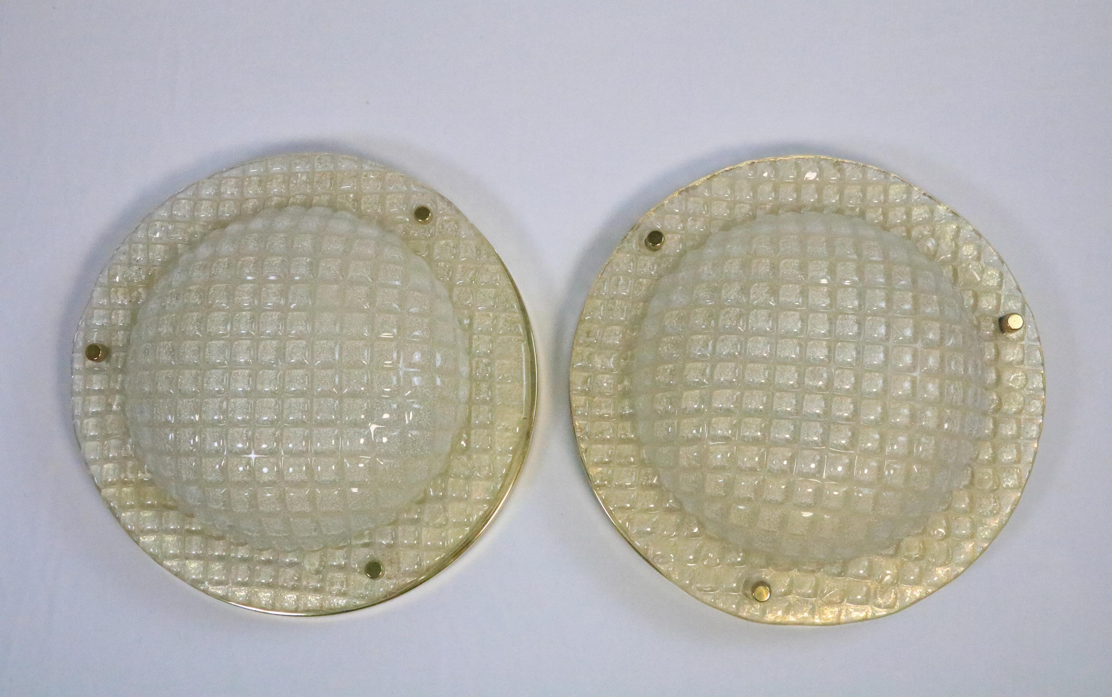 Satz von zwei Wandlampen aus den späten 1970er oder 1980er Jahren.
Kann auch als Deckenleuchte verwendet werden.

Von Fischer Leuchten.
Messingrahmen mit elegantem Eisglas 

In der Mitte des Rahmens befindet sich ein Loch für die Halterung.