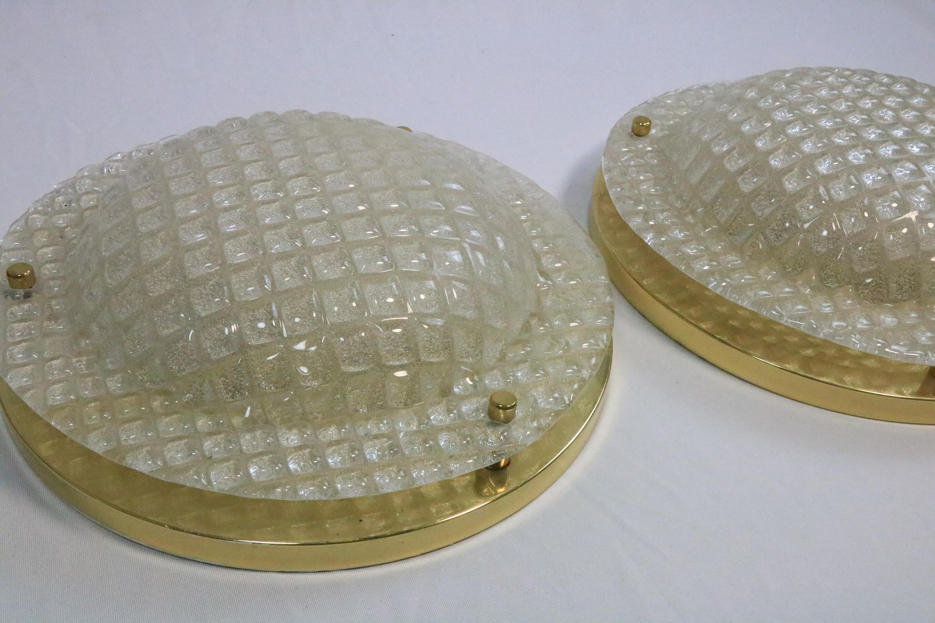 2 x Elegante deutsche Wandleuchte oder Deckenleuchte, Eisglas, von Fischer, 1970er Jahre (Moderne der Mitte des Jahrhunderts) im Angebot