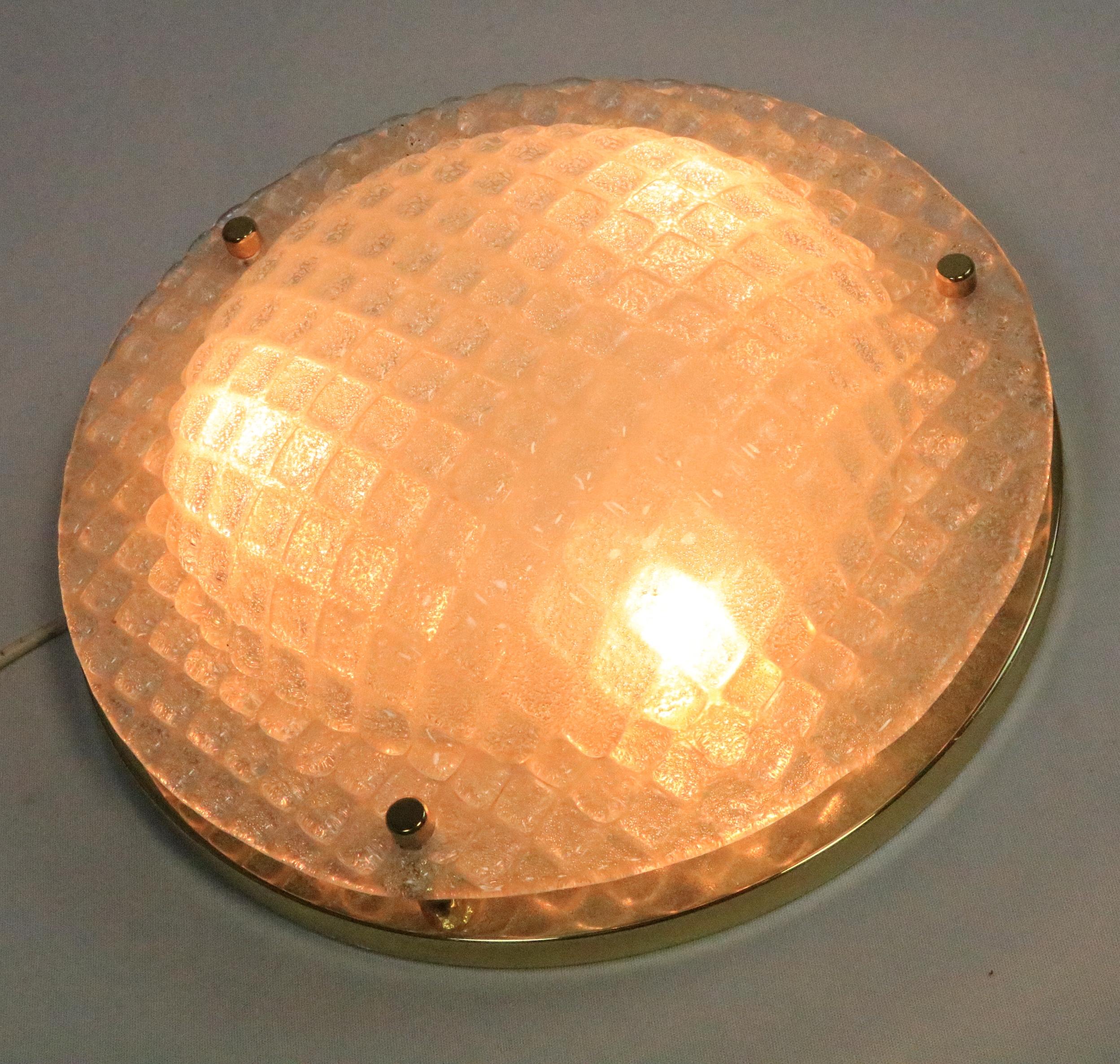 2 x Elegante deutsche Wandleuchte oder Deckenleuchte, Eisglas, von Fischer, 1970er Jahre (Messing) im Angebot