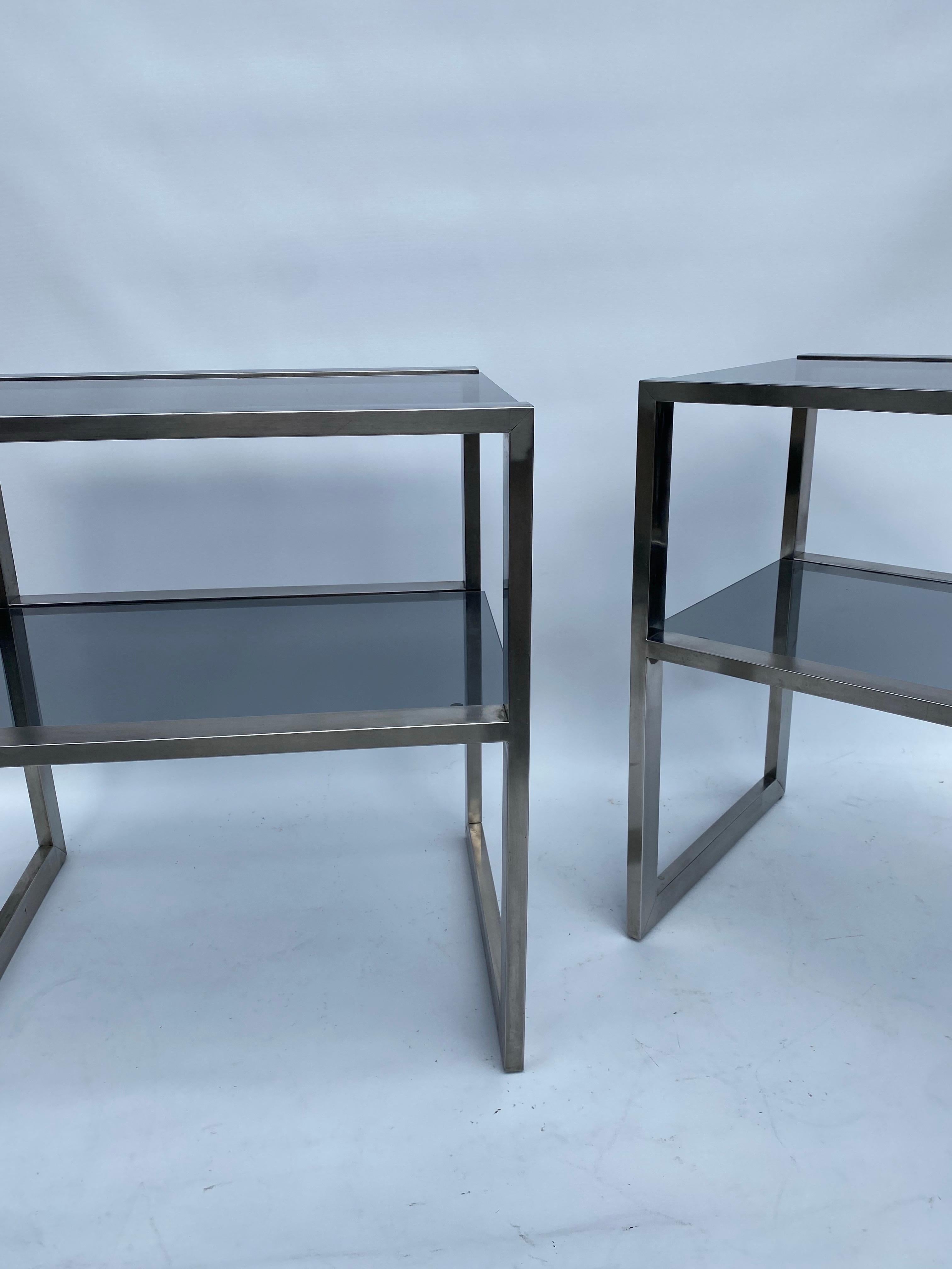 2 x Guy Lefevre Mesas auxiliares de dos niveles de los años 70 Acero ahumado Cristal de cabecera Jansen en venta 2