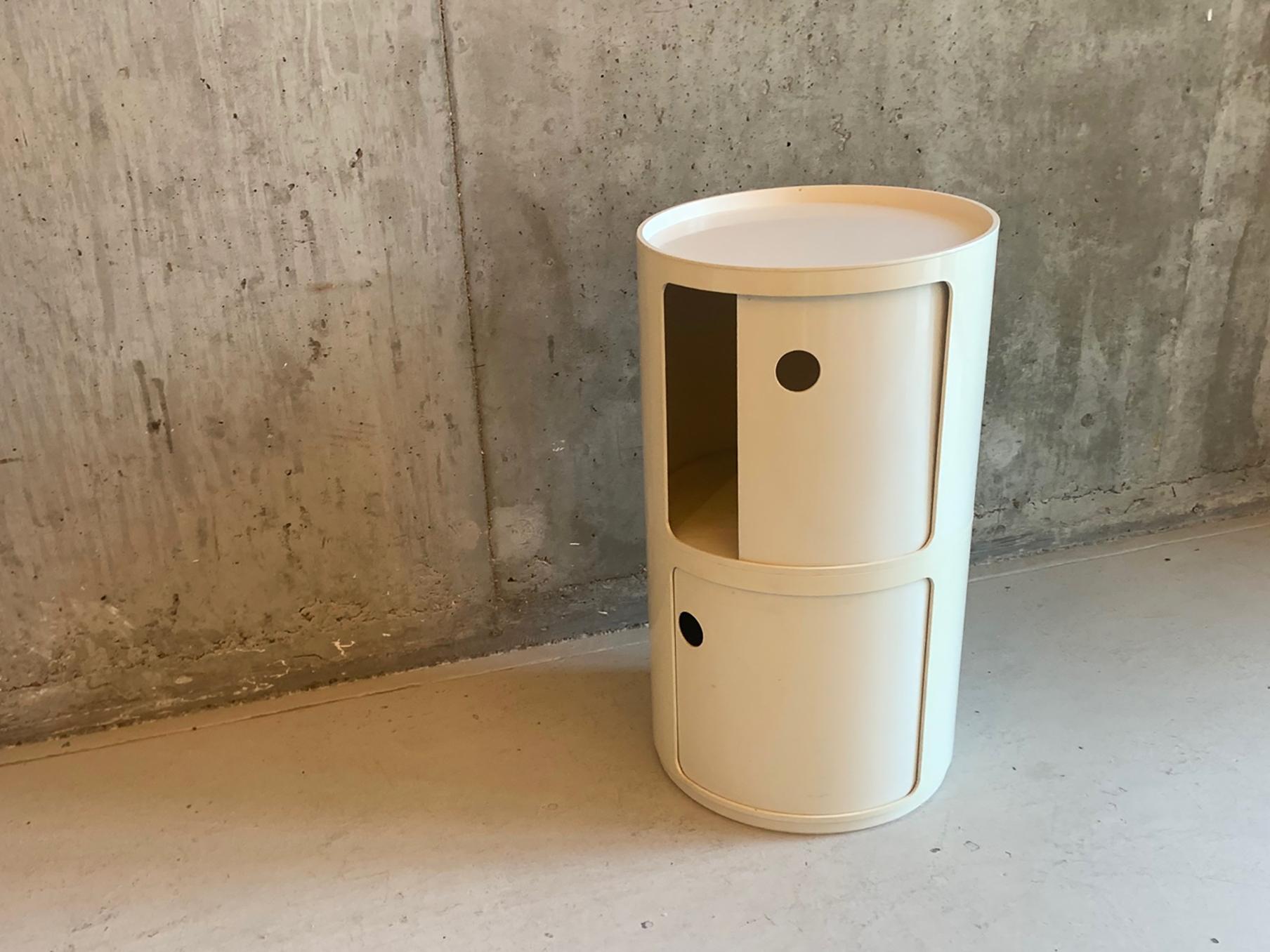Dans les années 1960, le géant italien du design Kartell a transformé le plastique  en un élément essentiel du design de luxe. 

Ces rangements classiques, créés par Anna Castelli pour Karttell en 1968, sont conçus pour toutes les pièces. Ils