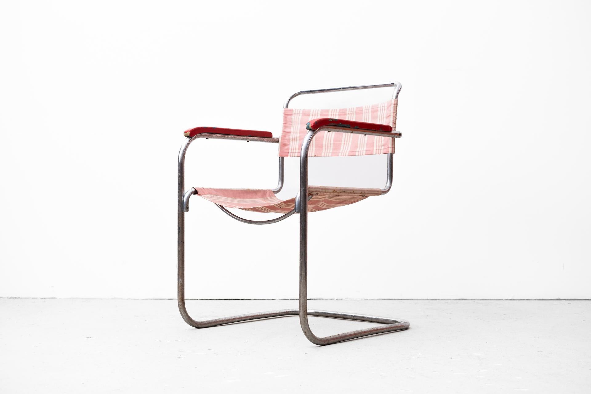 Objekt: Armlehnstuhl (Stahlrohr-Freischwinger) - 2 Exemplare vorhanden
Entwurf: Mart Stam / Marcel Breuer / Anton Lorenz (GER, um 1926)
Modell-Nummer: S34 (Thonet) / K8 (Robert Slezak)
Ausführung: verm. Robert Slezak (CZK, um 1930)
Maße in cm (H x B