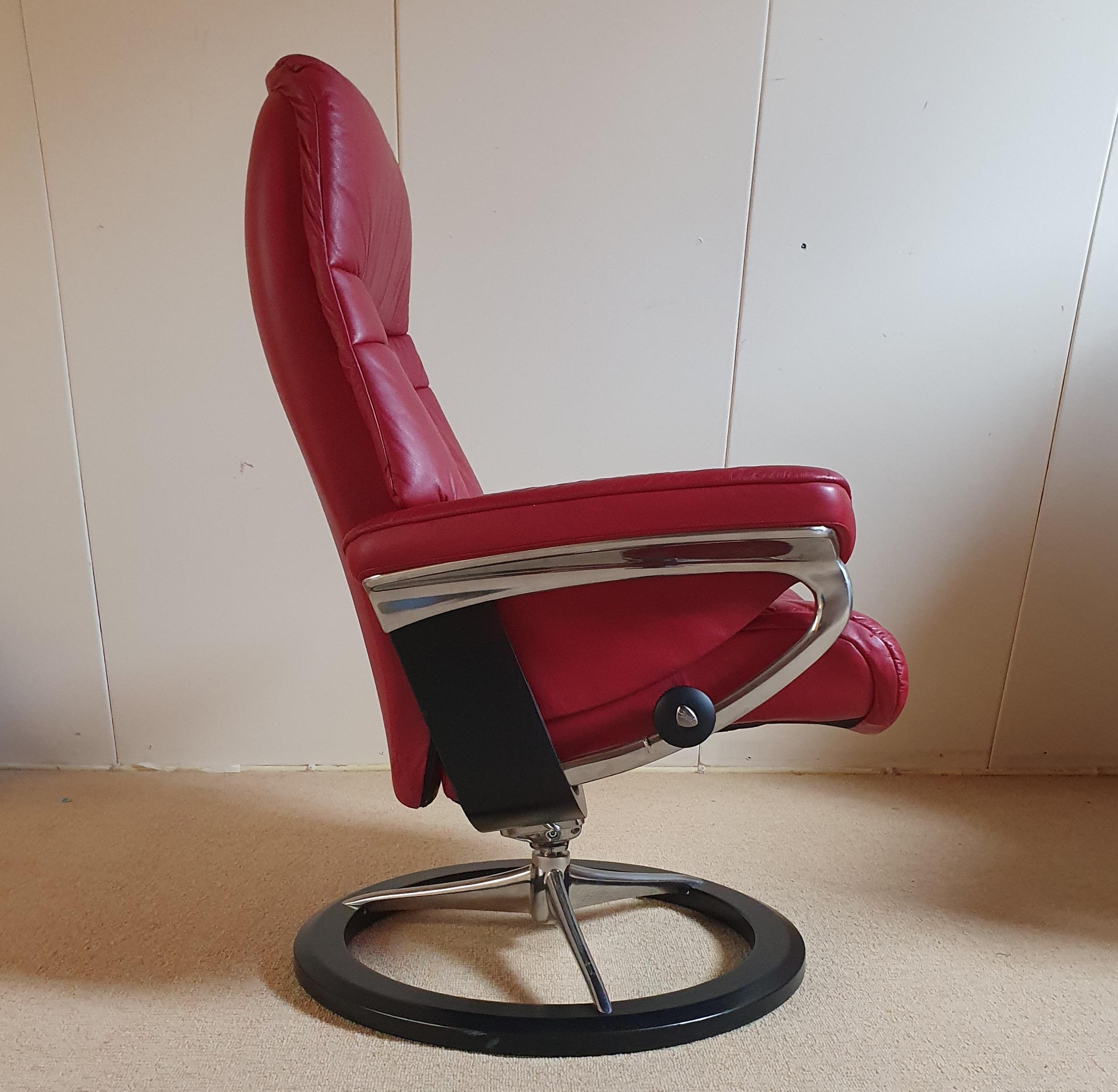 2 x Stressless Aura Recliner chairs with Signature in Cori leather Brick Red In Excellent Condition In WEERT, NL