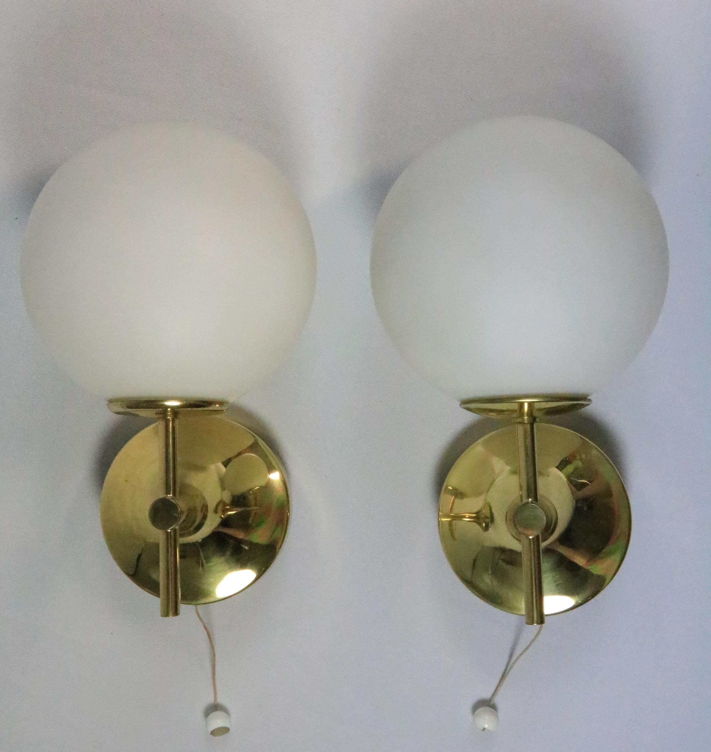 2 x Wall Lamp, Wall Sconce, Glass Balls, by TEMDE, Brass, 1970s In Good Condition For Sale In Berlin, BE