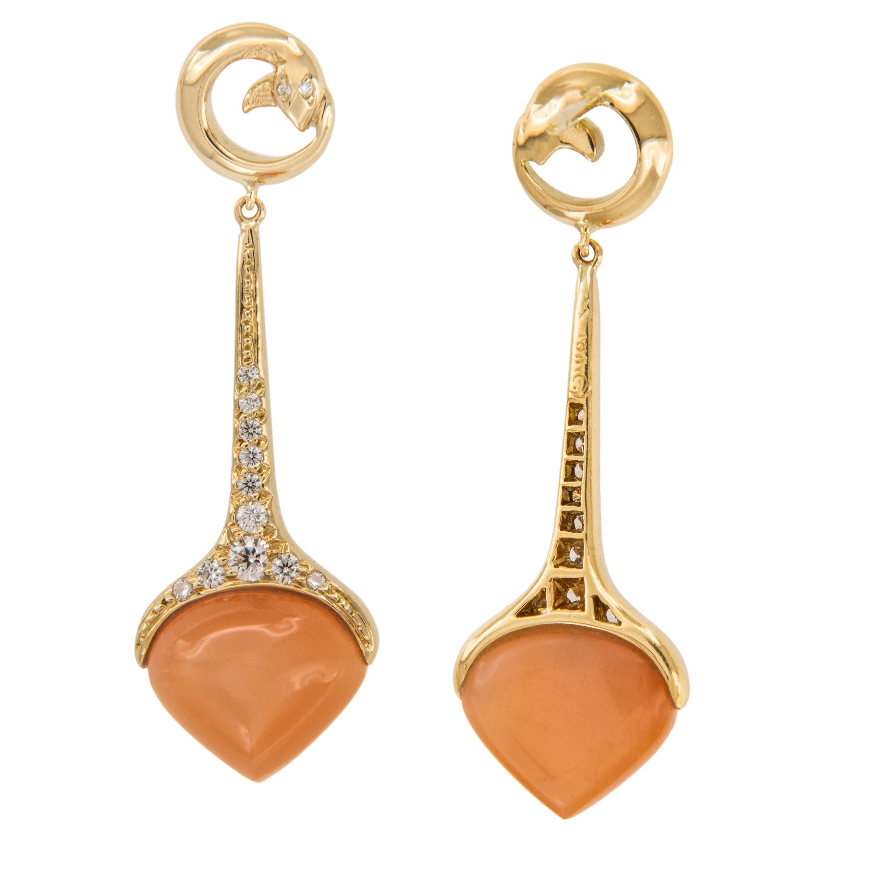 Contemporain Boucles d'oreilles Mercer en or 20 & 18 carats pierre de lune en forme de pêche par Michael Bondanza en vente