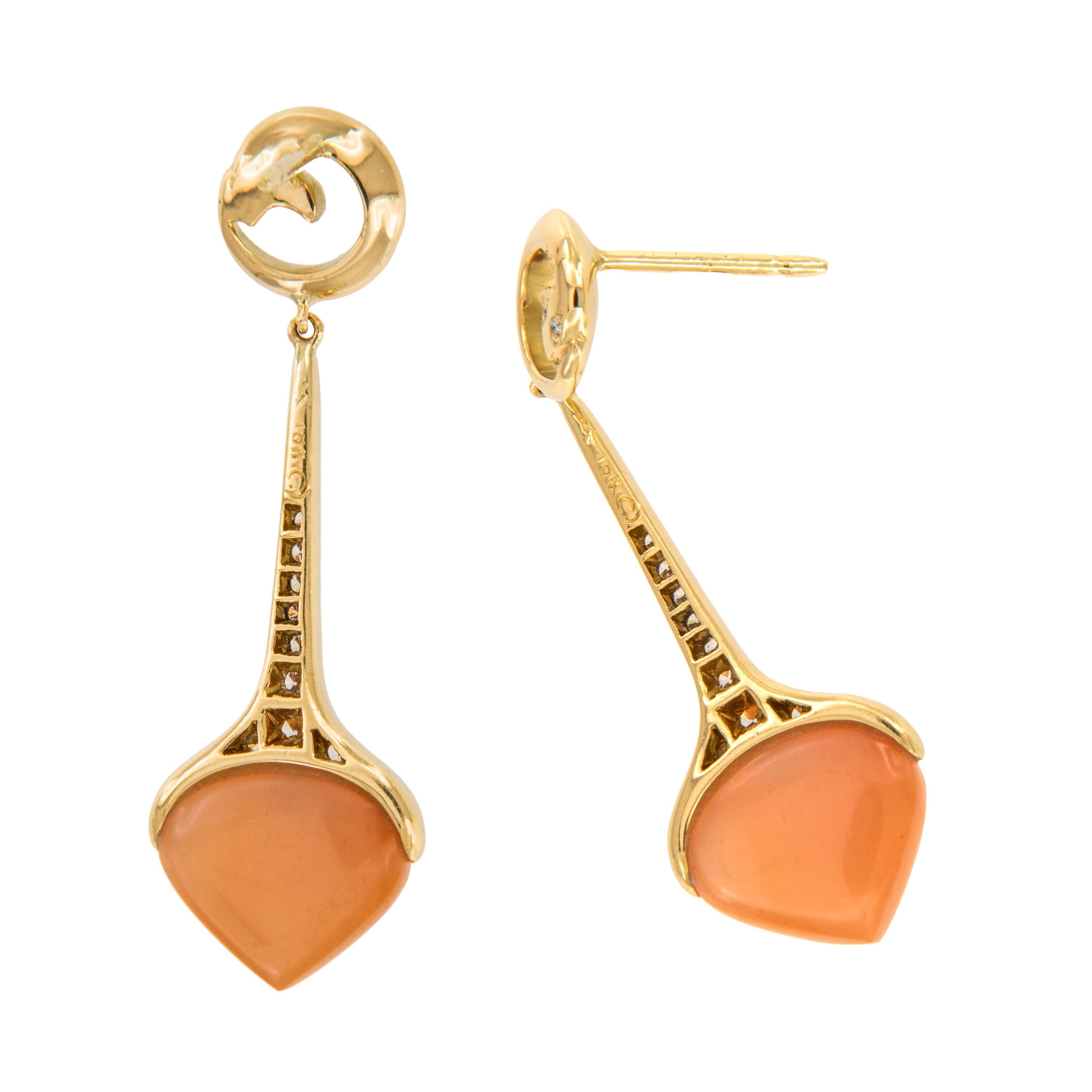 Taille cabochon Boucles d'oreilles Mercer en or 20 & 18 carats pierre de lune en forme de pêche par Michael Bondanza en vente