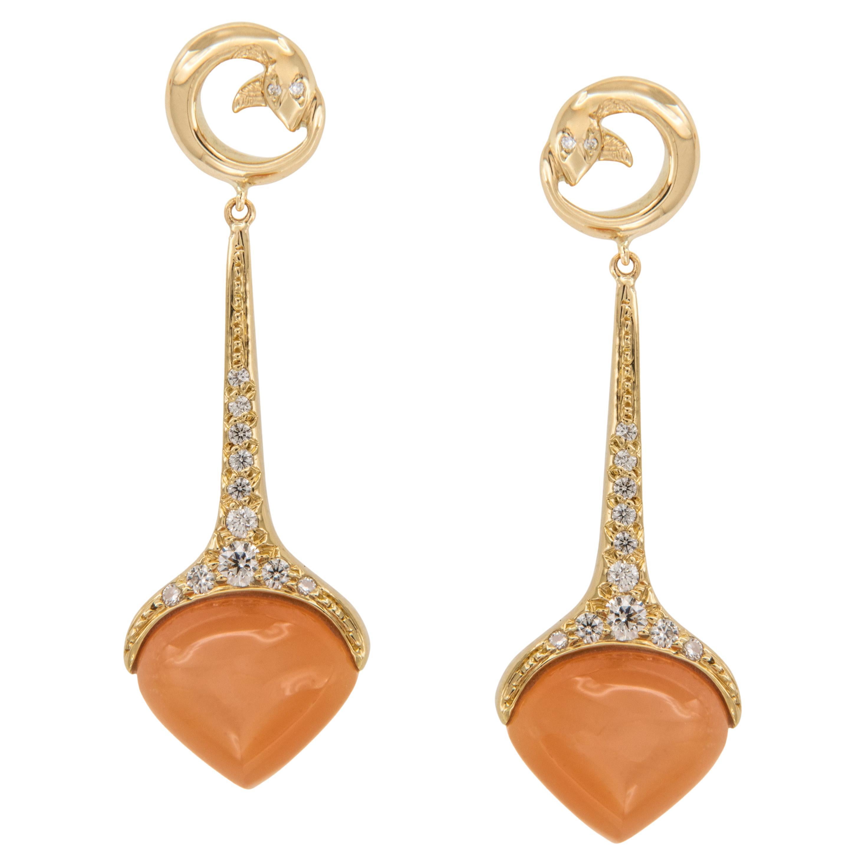 Orecchini Mercer a goccia in oro 20 e 18 carati con pietra di luna rossa di Michael Bondanza