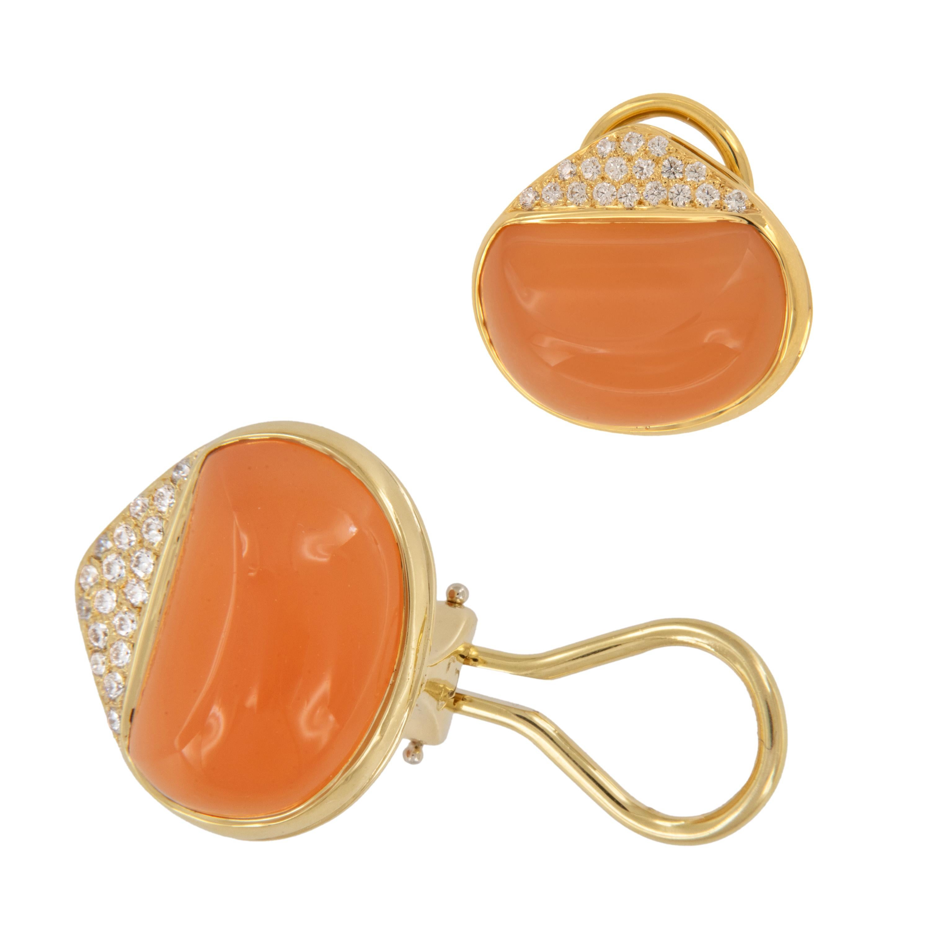 Contemporaneo Orecchini Mercer in oro giallo 20 e 18 carati con pietra di luna Peach di Michael Bondanza in vendita