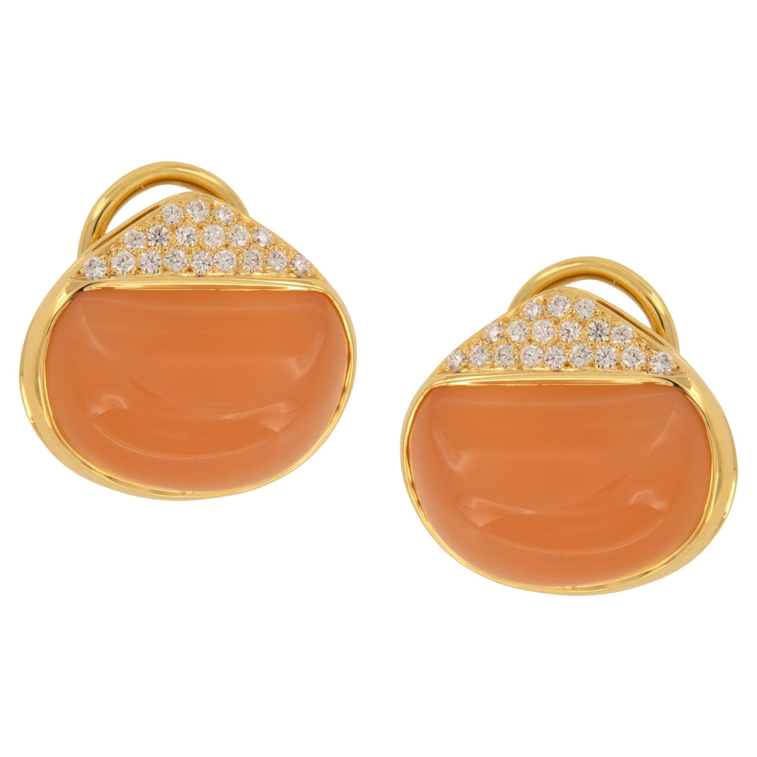 Orecchini Mercer in oro giallo 20 e 18 carati con pietra di luna Peach di Michael Bondanza