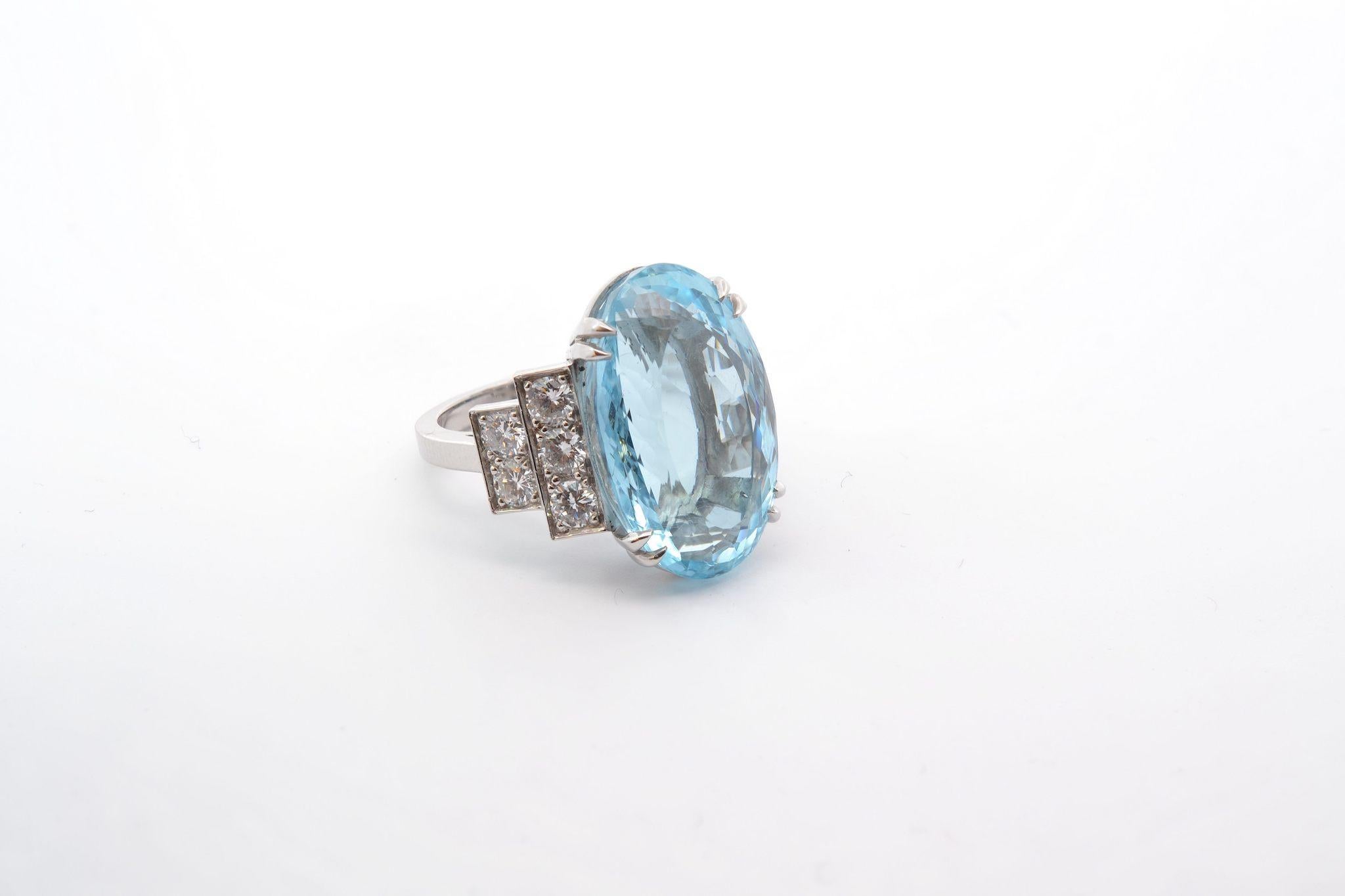 Oval Cut 20, 88 carats aquamarine ring in platinum For Sale