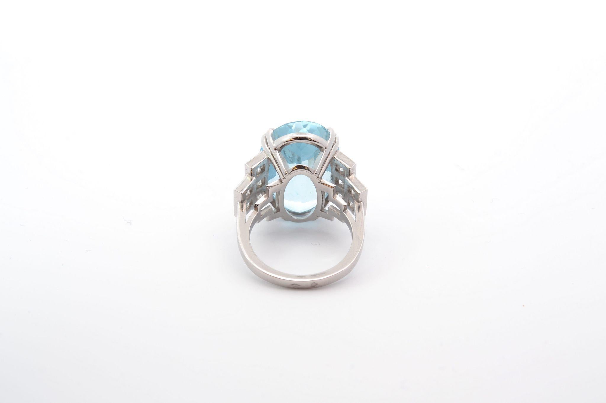 Women's or Men's 20, 88 carats aquamarine ring in platinum For Sale