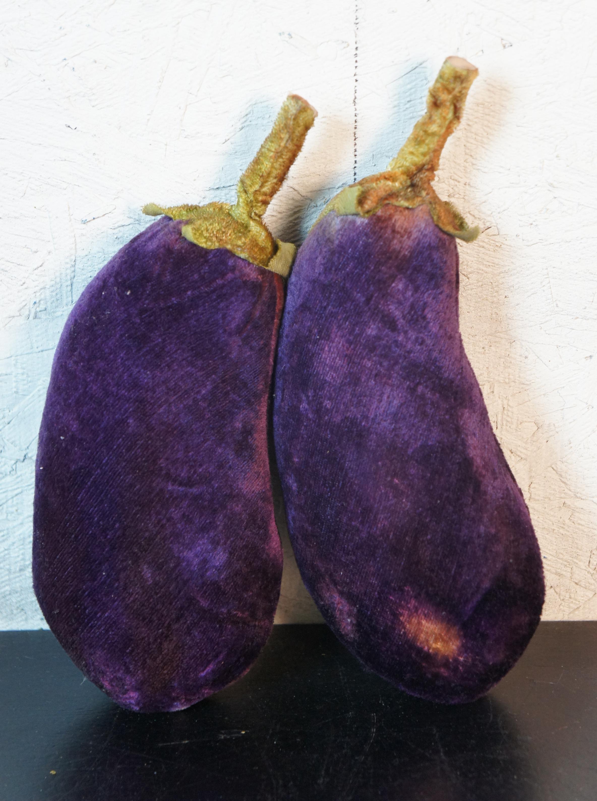 20 Antique Plush Velvet Fruit & Vegetables Stuffed Pillow Centerpiece Display In Good Condition In Dayton, OH