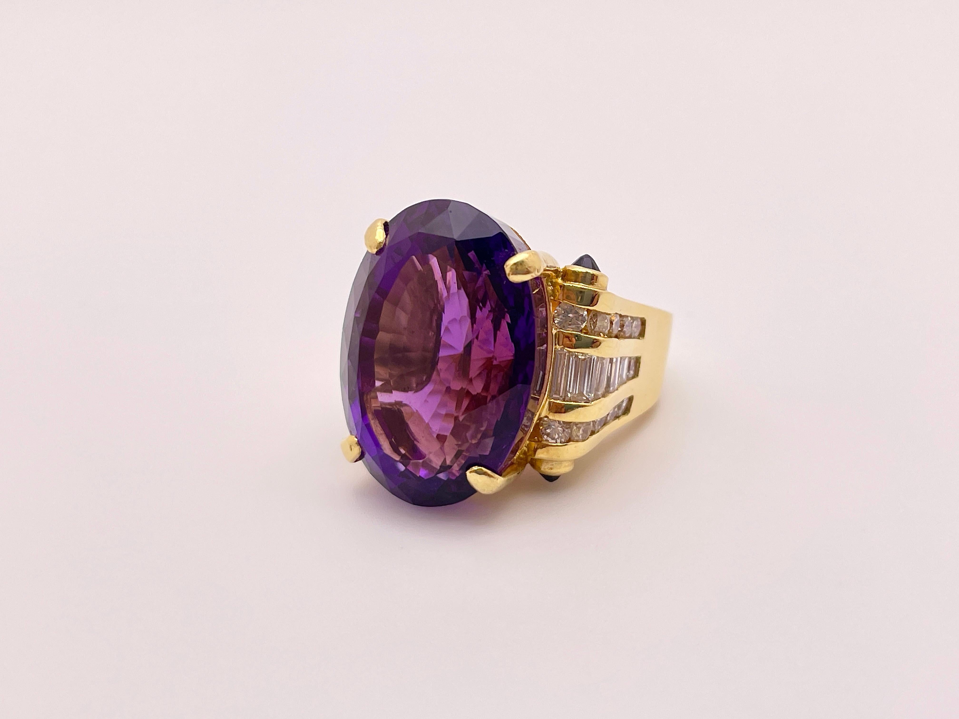 Women's or Men's 20 Carat Amethyst Diamond 18 Karat Yellow Gold Ring For Sale