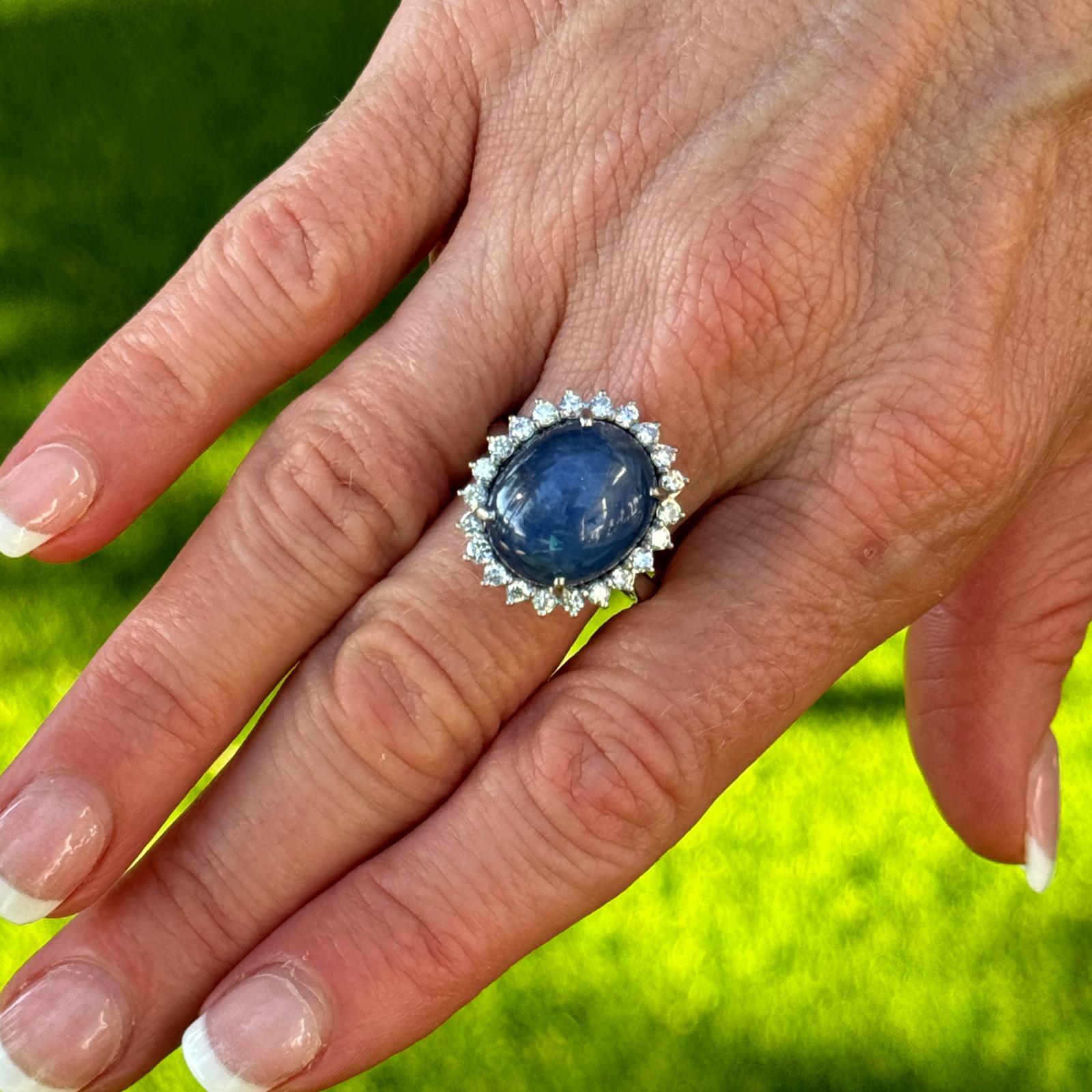 Moderne Bague en or blanc 18 carats avec saphir cabochon bleu de 20 carats et diamants en vente