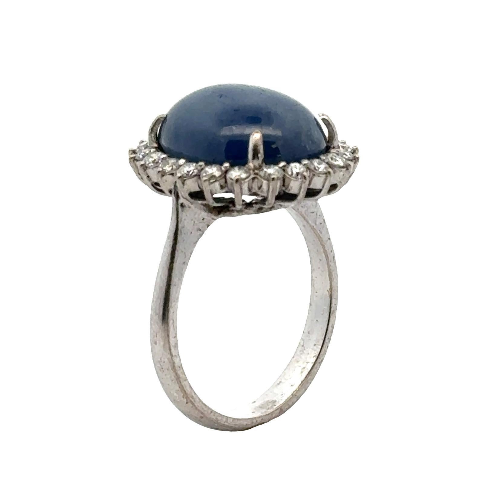 Bague en or blanc 18 carats avec saphir cabochon bleu de 20 carats et diamants Excellent état - En vente à Boca Raton, FL