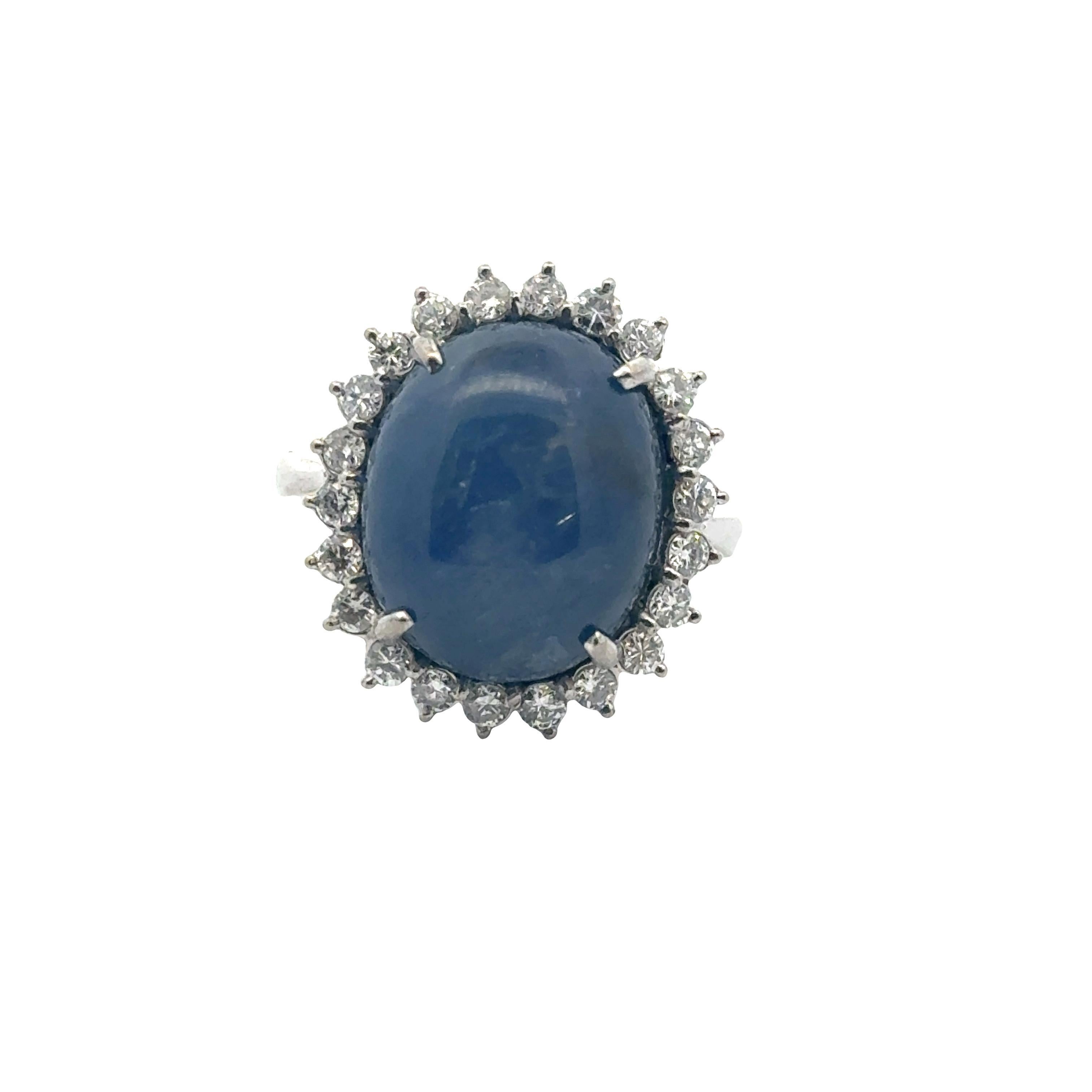 Bague en or blanc 18 carats avec saphir cabochon bleu de 20 carats et diamants en vente 1