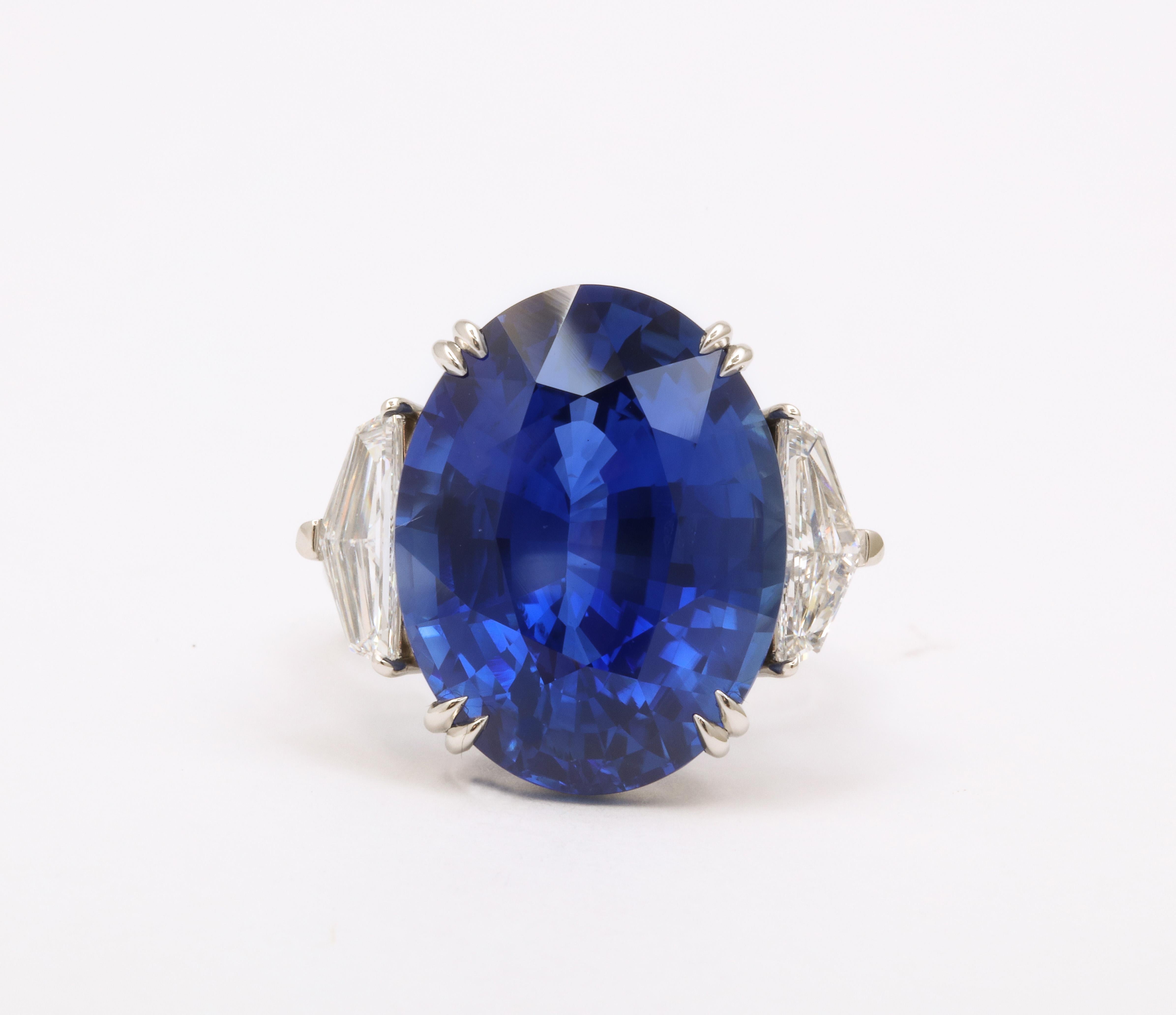 Taille ovale Bague saphir bleu de 20 carats en vente