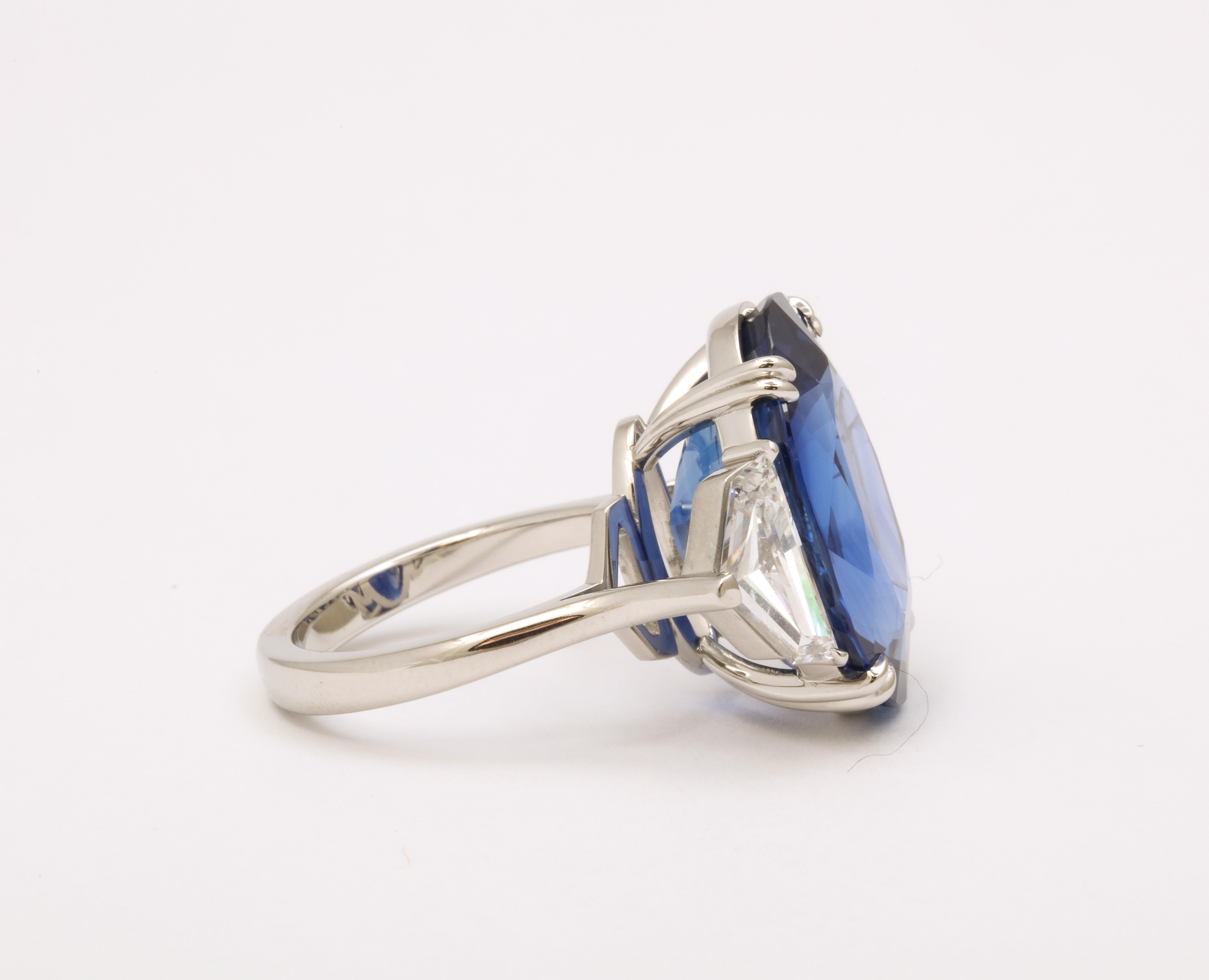 Bague saphir bleu de 20 carats Pour femmes en vente