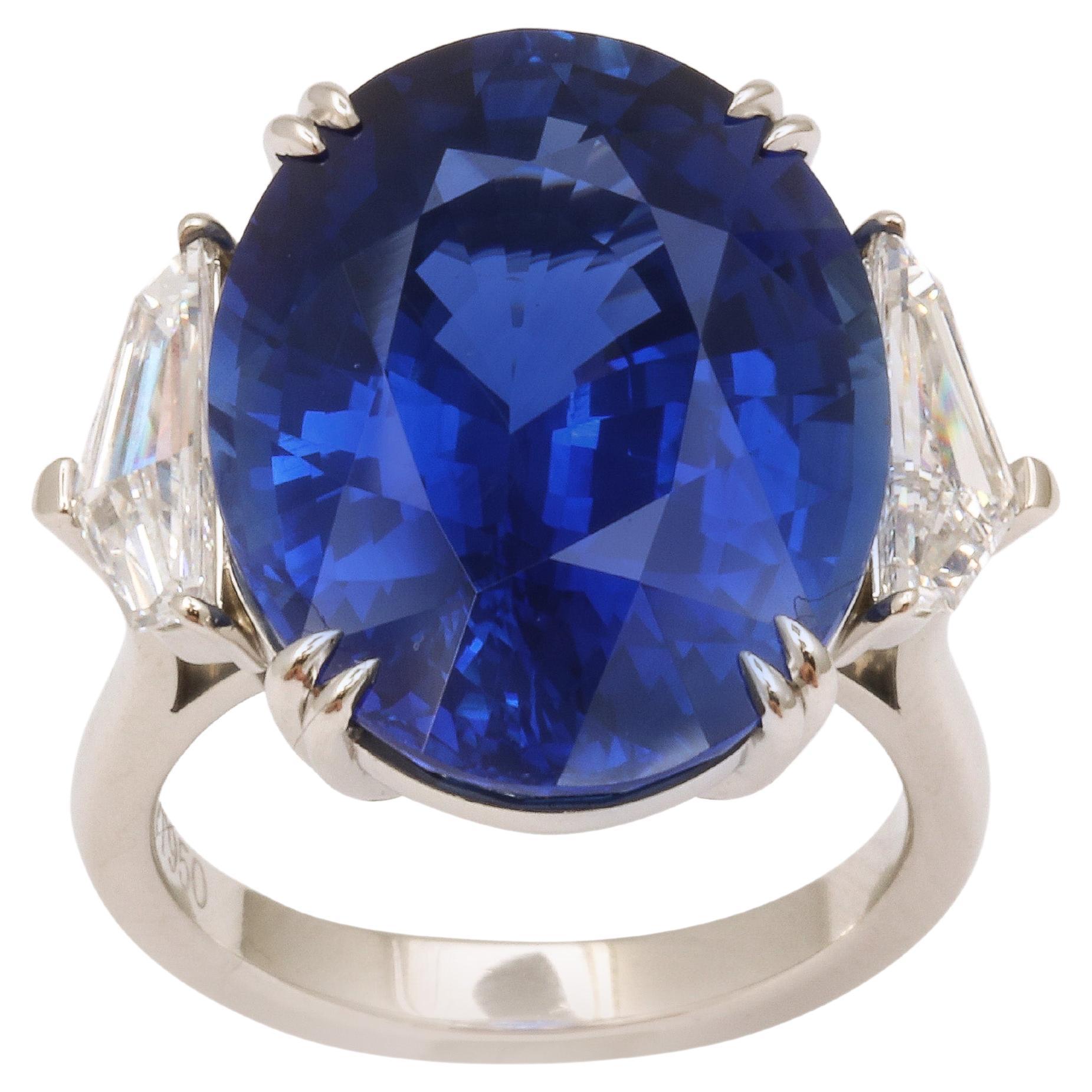 Bague saphir bleu de 20 carats en vente