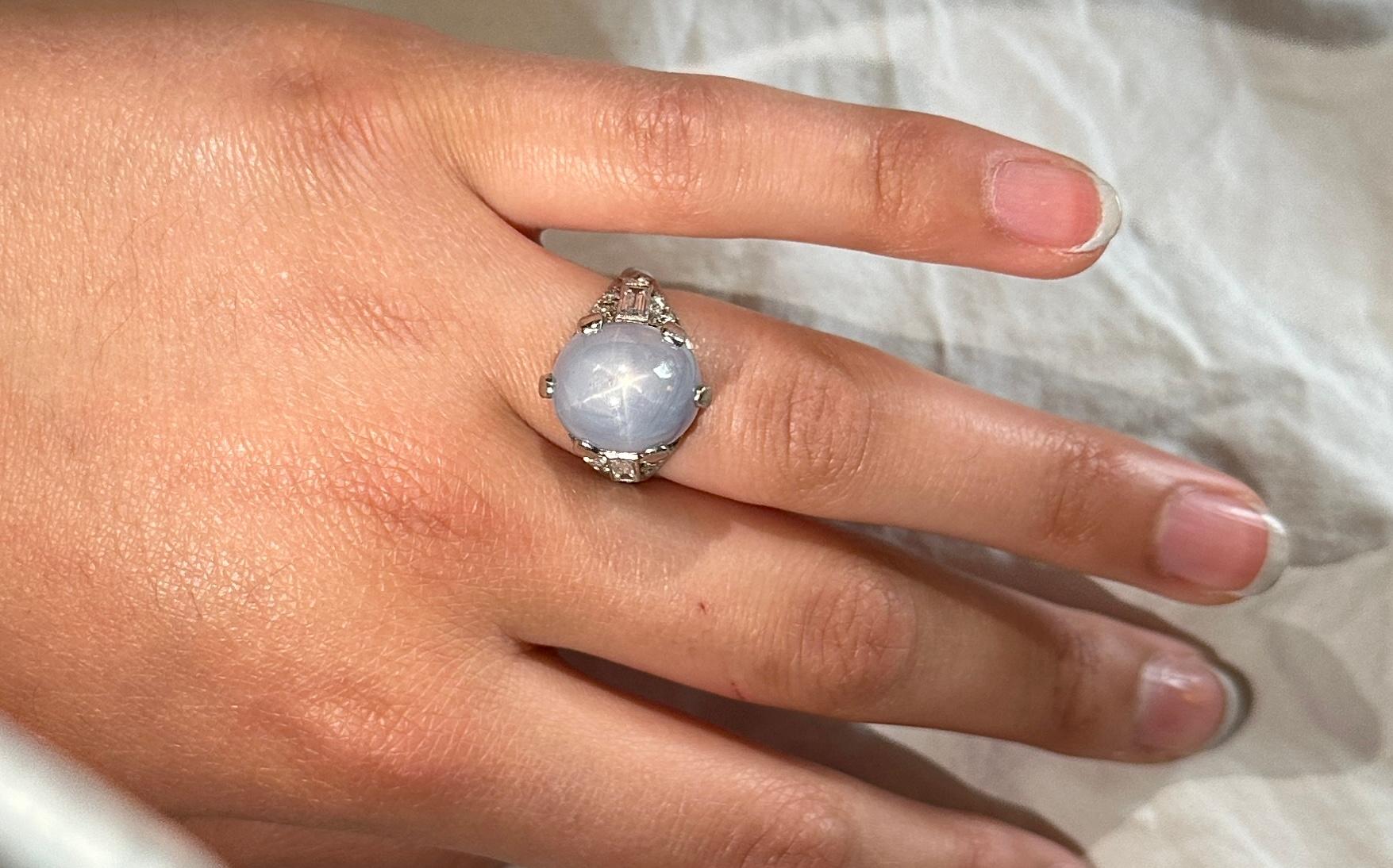 Dies ist ein spektakulärer Art-Deco-Ring mit einem 20,62 Karat schweren blauen Sternsaphir von außergewöhnlicher Schönheit.  Der Cocktailring ist außerdem mit zwei Diamanten im Baguetteschliff und 10 runden Diamanten im Brillantschliff verziert. 