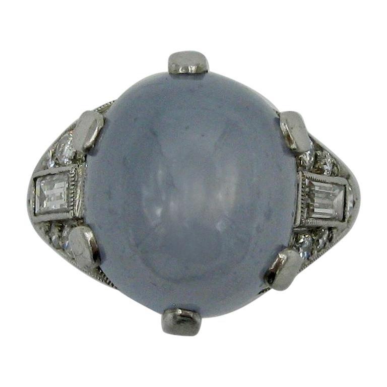 Palladium-Cocktailring mit 20 Karat blauem Sternsaphir und Diamant im Art déco-Stil