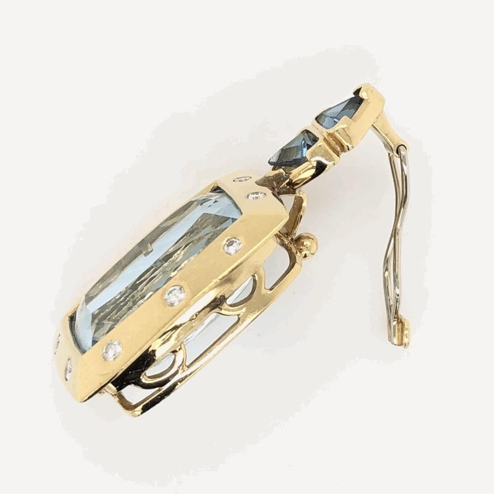 Einfach schön! Fein detaillierte benutzerdefinierte Anhänger Enhancer Halskette mit einem 20 Karat Blautopas ergänzt durch Diamanten mit einem Gesamtgewicht von ca. 0,70 Karat; Handarbeit in 18 Karat Gelbgold; Messung ca. Länge: 1,75 Zoll hoch. Der