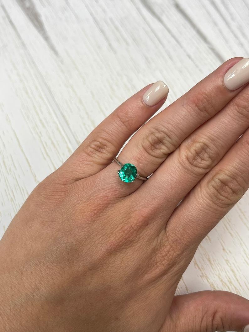 Esmeralda colombiana verde azulada de 2,0 quilates - Gema suelta talla cojín alargada en venta 2