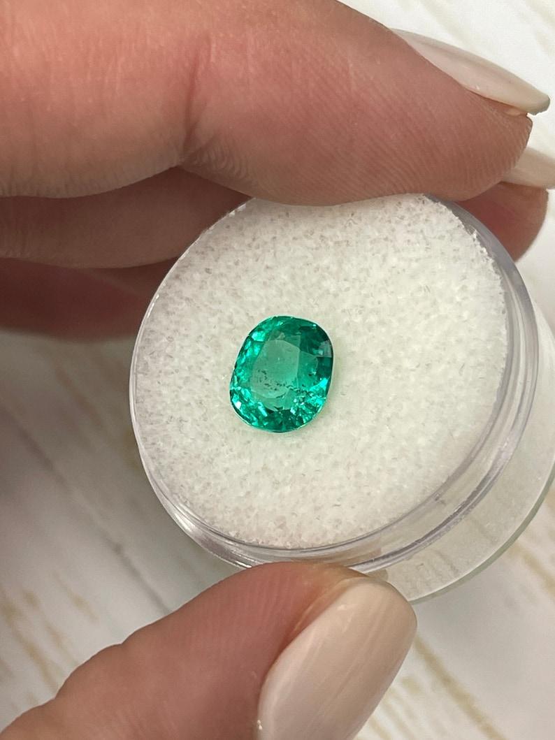 Esmeralda colombiana verde azulada de 2,0 quilates - Gema suelta talla cojín alargada en Nuevo estado para la venta en Jupiter, FL